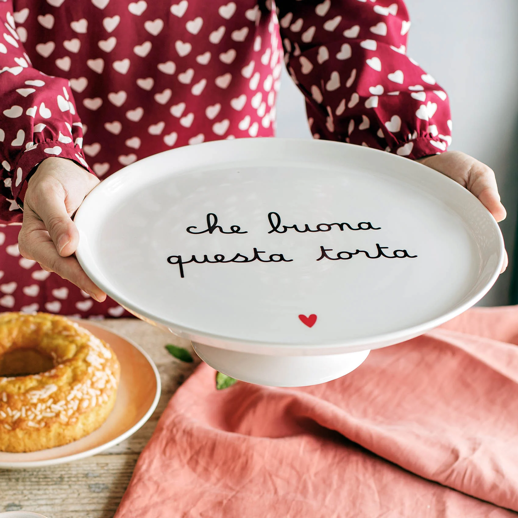 Alzata per dolci e torte in ceramica "Che buona questa torta"