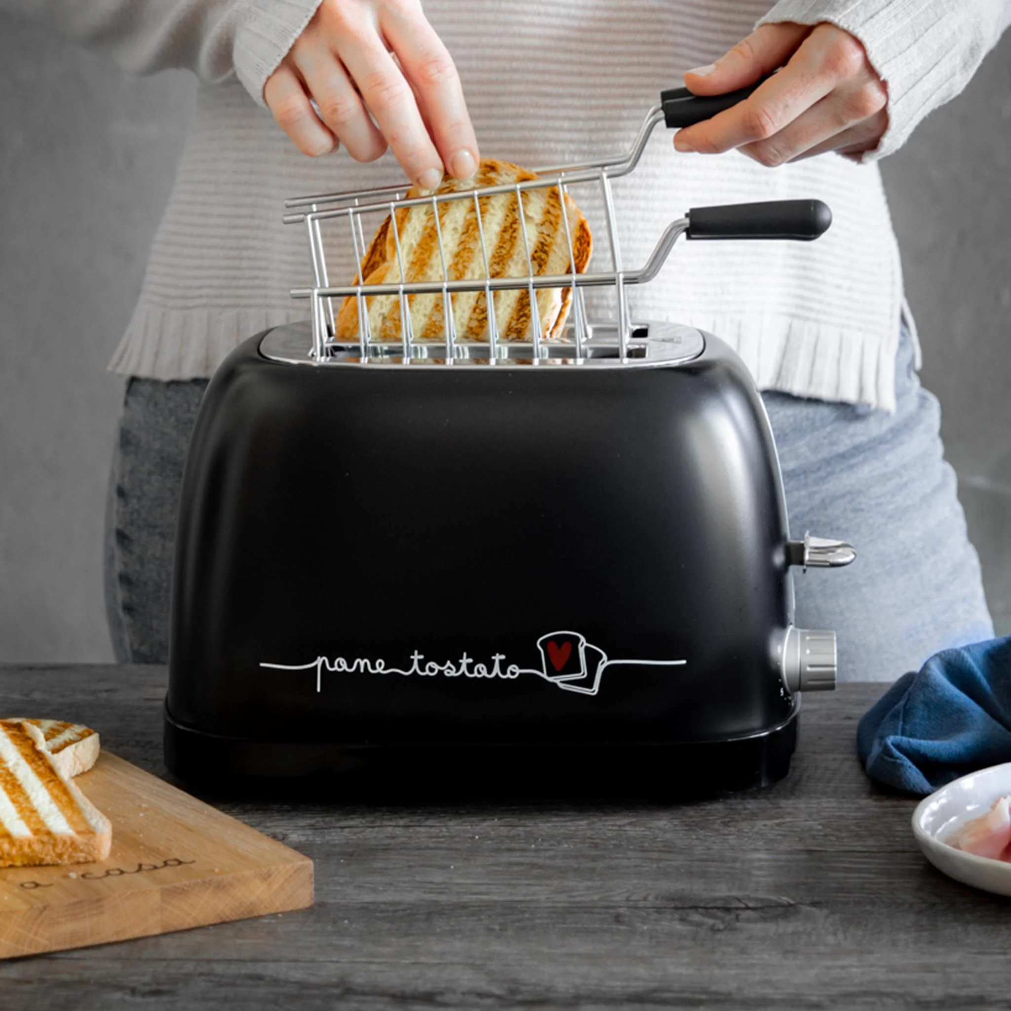 Tostapane nero elettrico "Pane tostato"