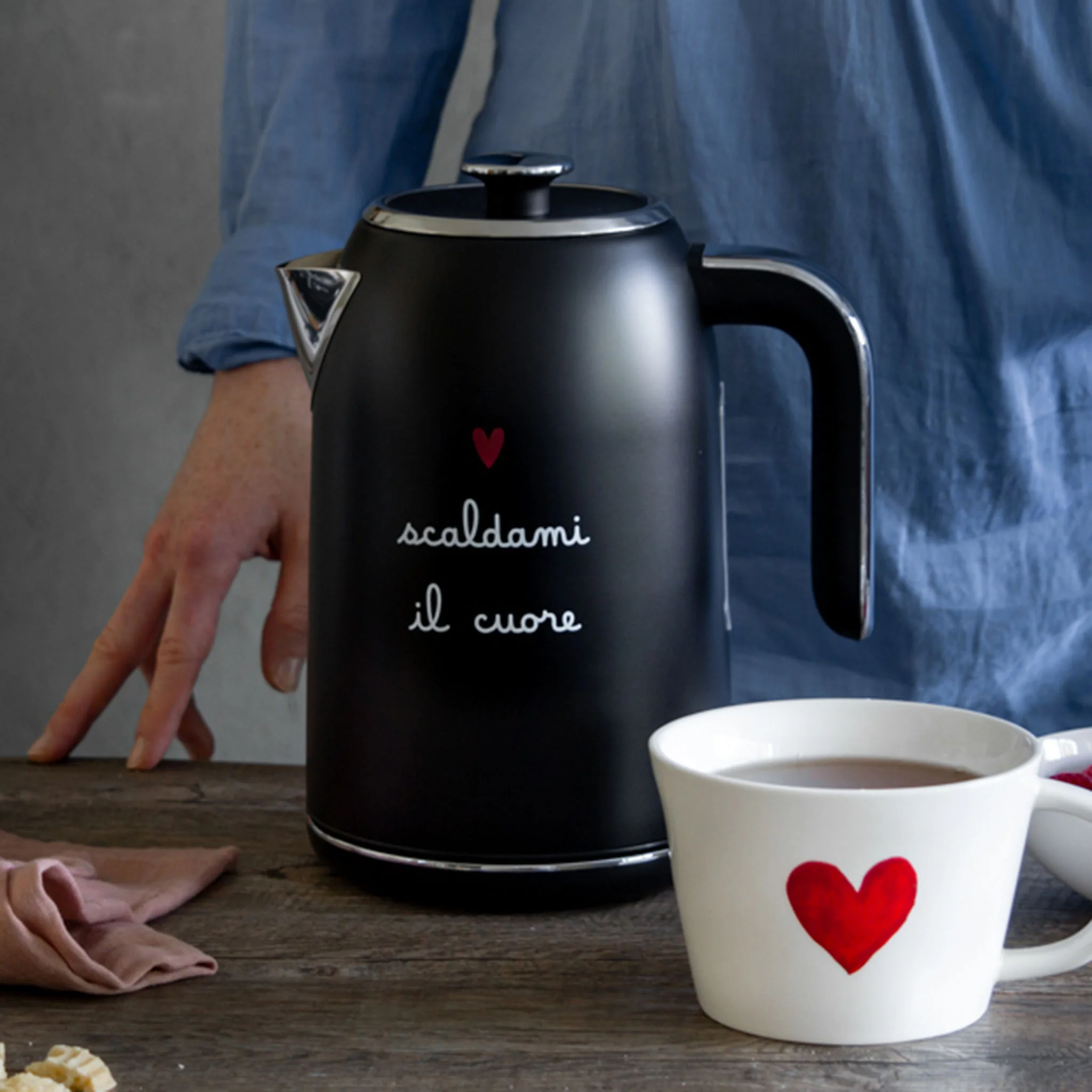 Bollitore elettrico nero "Scaldami il cuore"