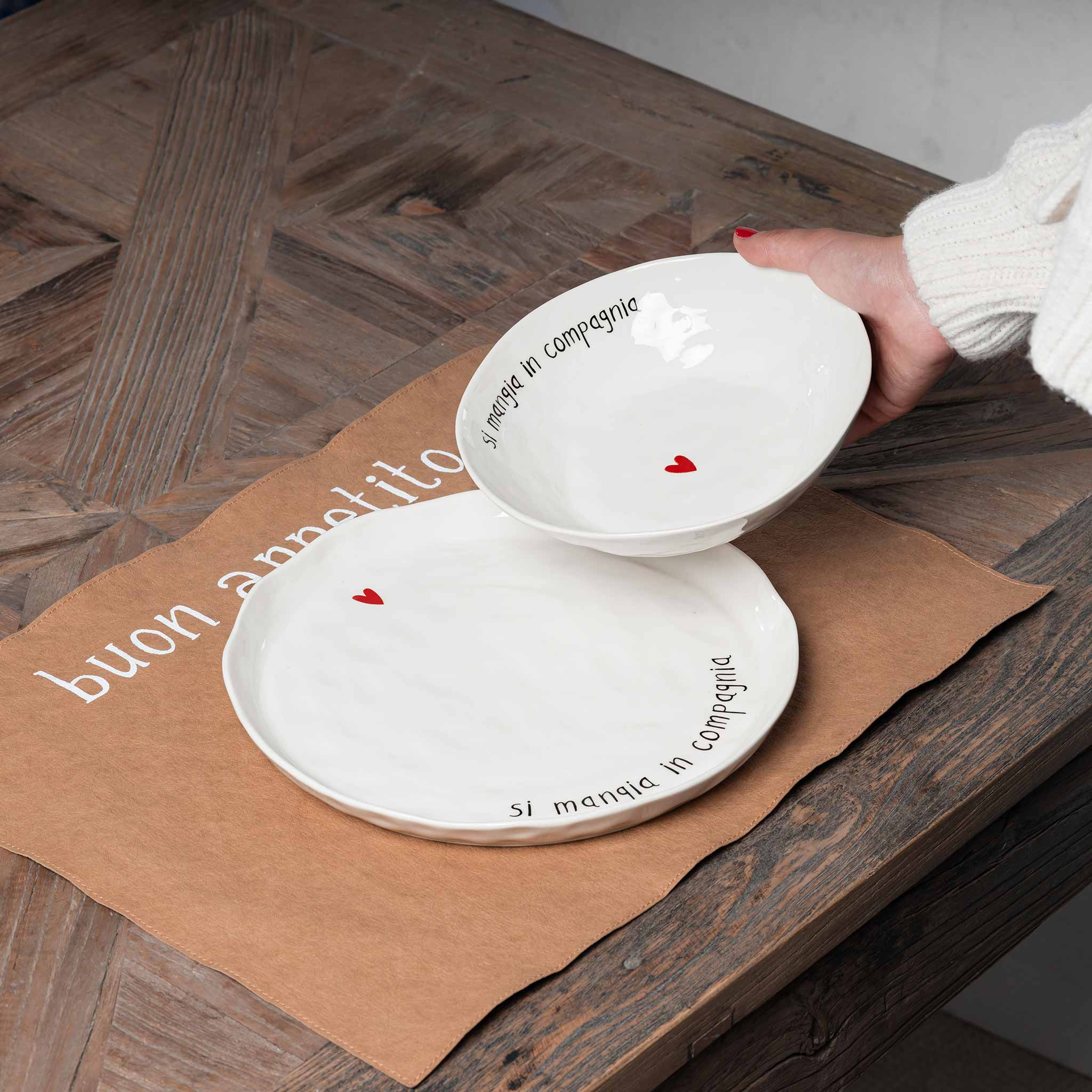 Set 2piatti piani ceramica "Si mangia in compagnia" 