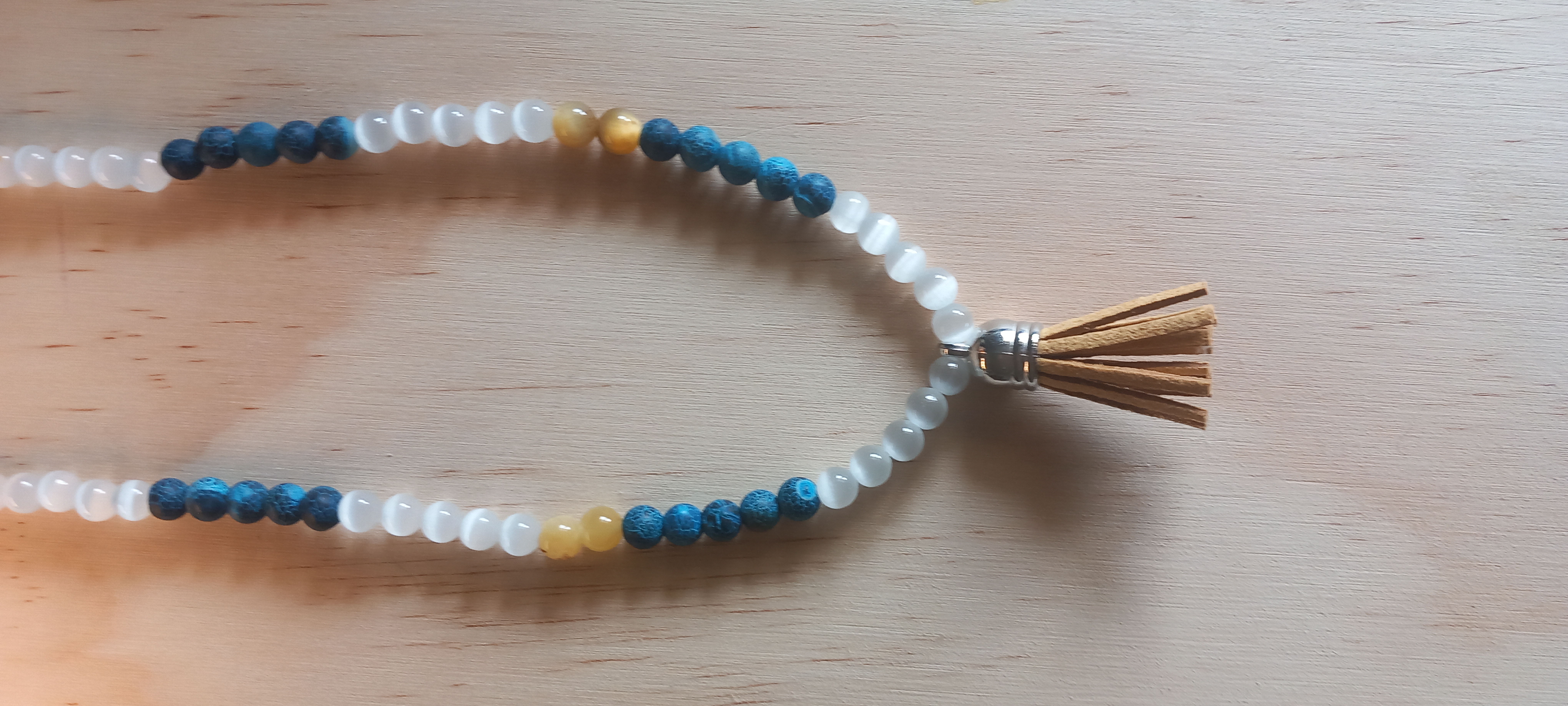 Collier Mala 108 pierres Œil de chat miel, Agathe bleue craquelée et Sélénite