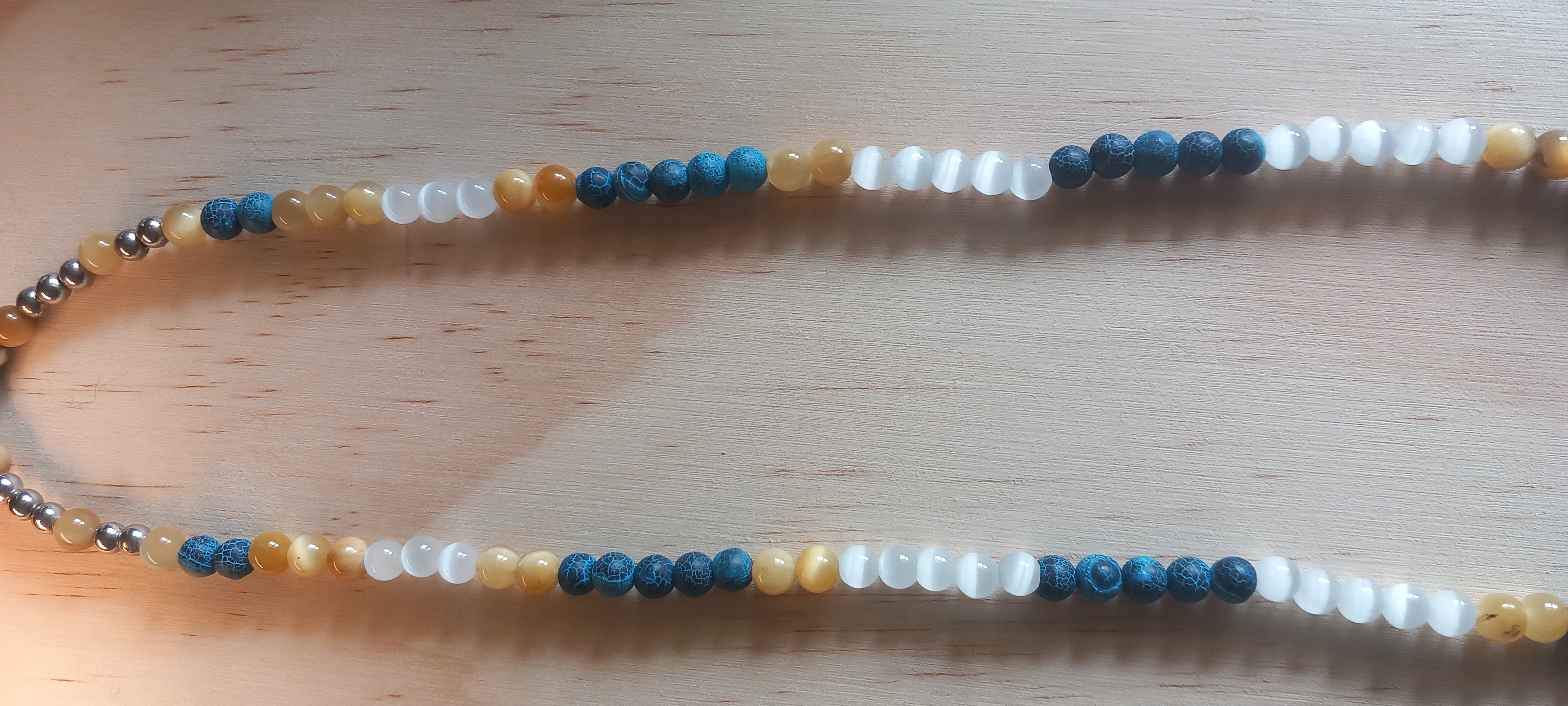 Collier Mala 108 pierres Œil de chat miel, Agathe bleue craquelée et Sélénite