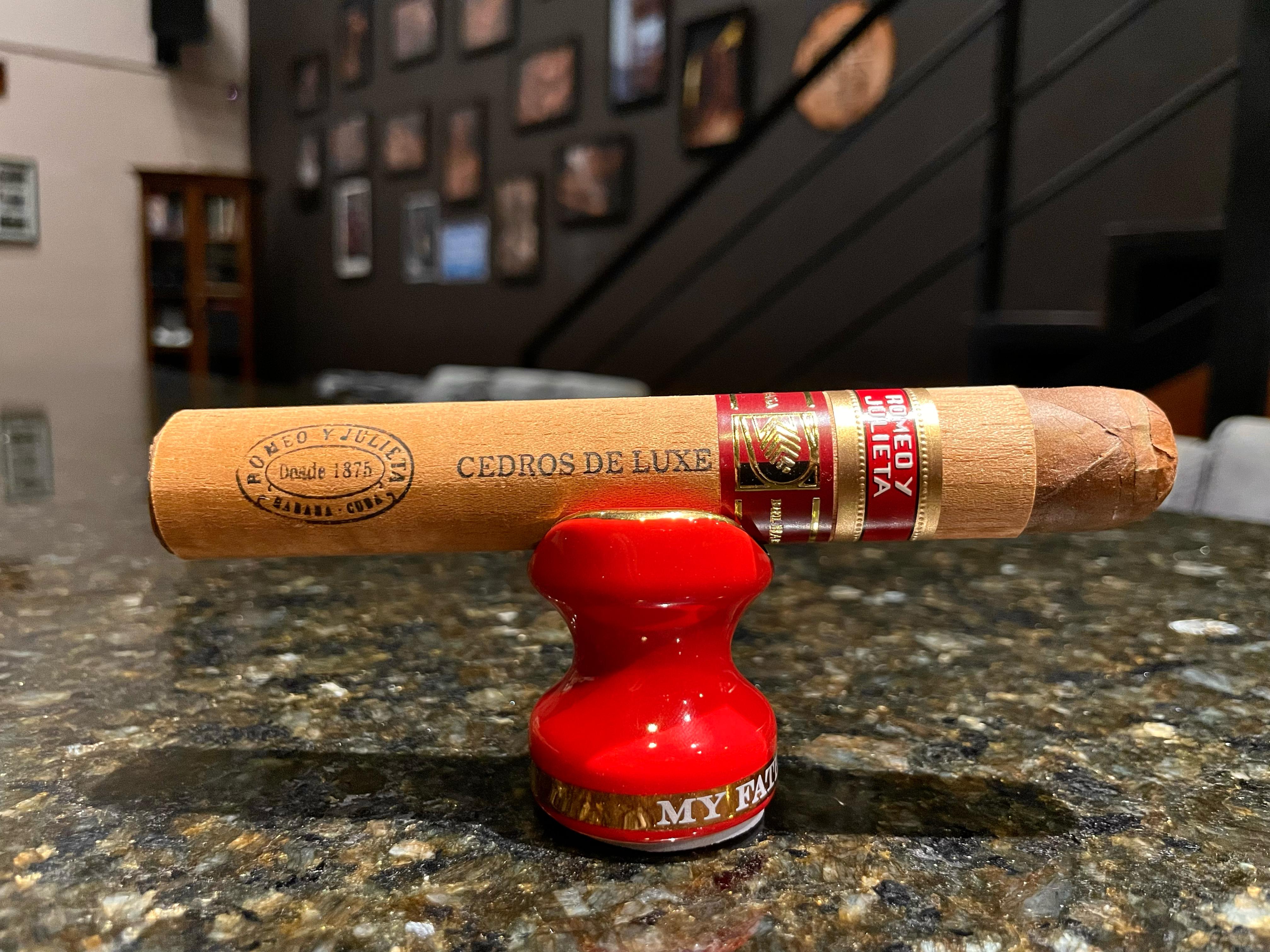 Romeo y Julieta Cedro Deluxe