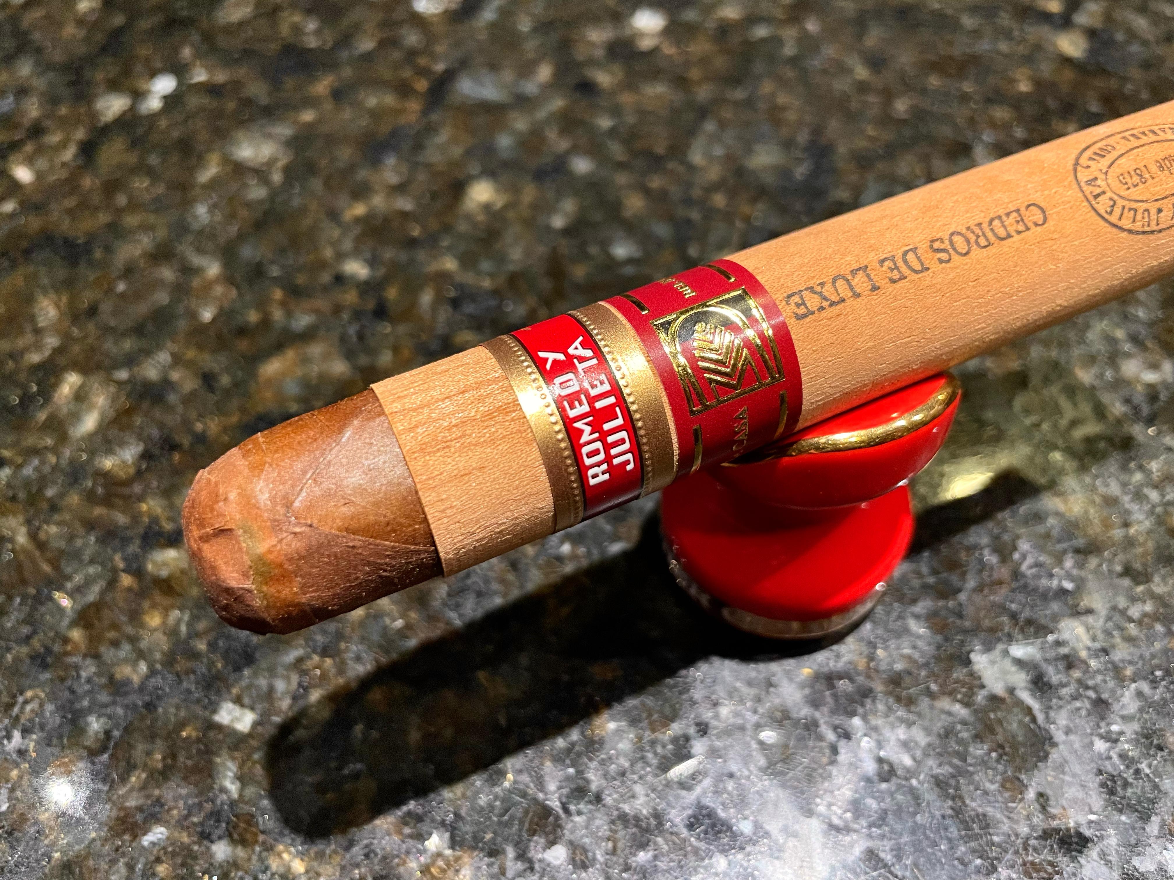 Romeo y Julieta Cedro Deluxe