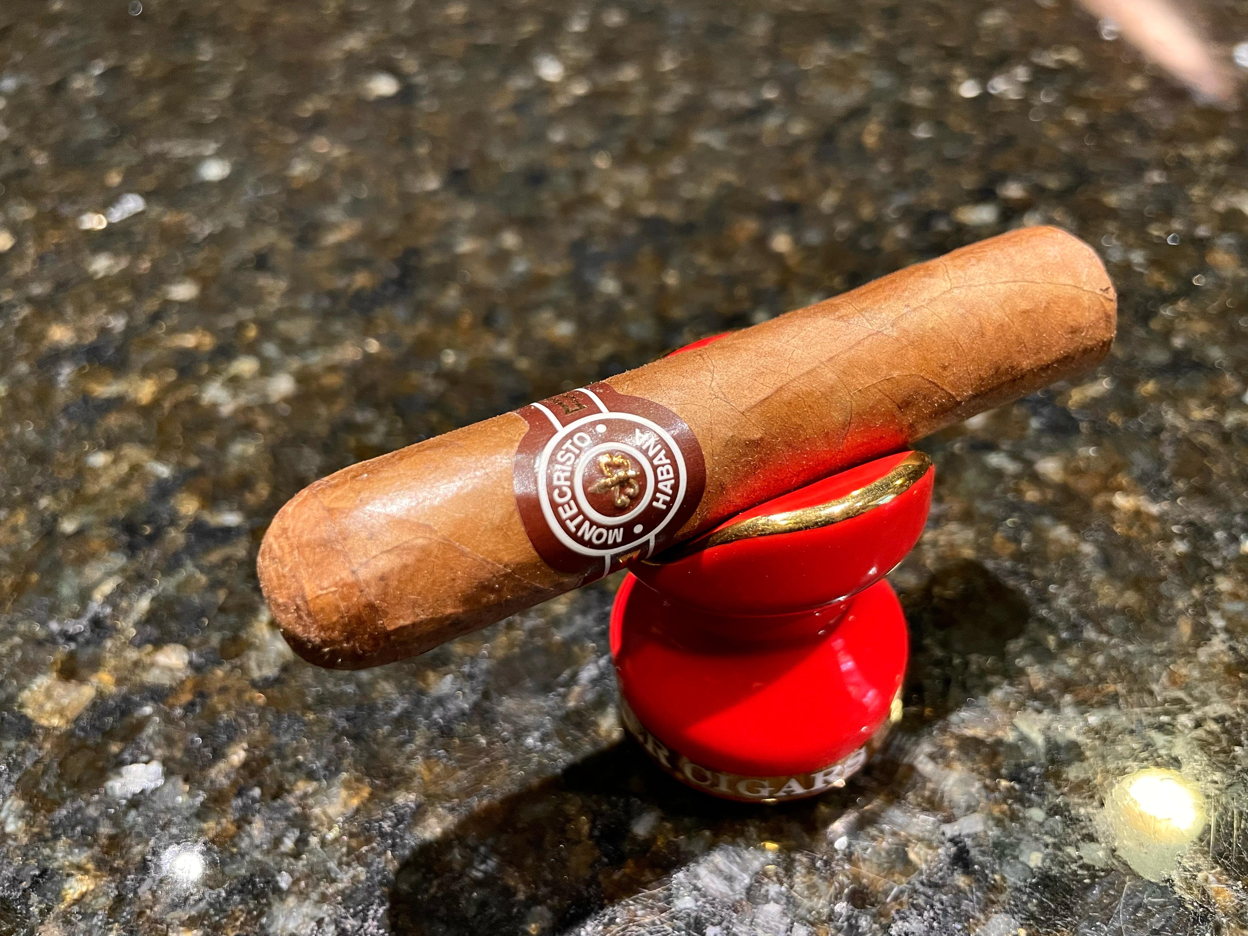 MONTECRISTO MEDIA CORONA 
