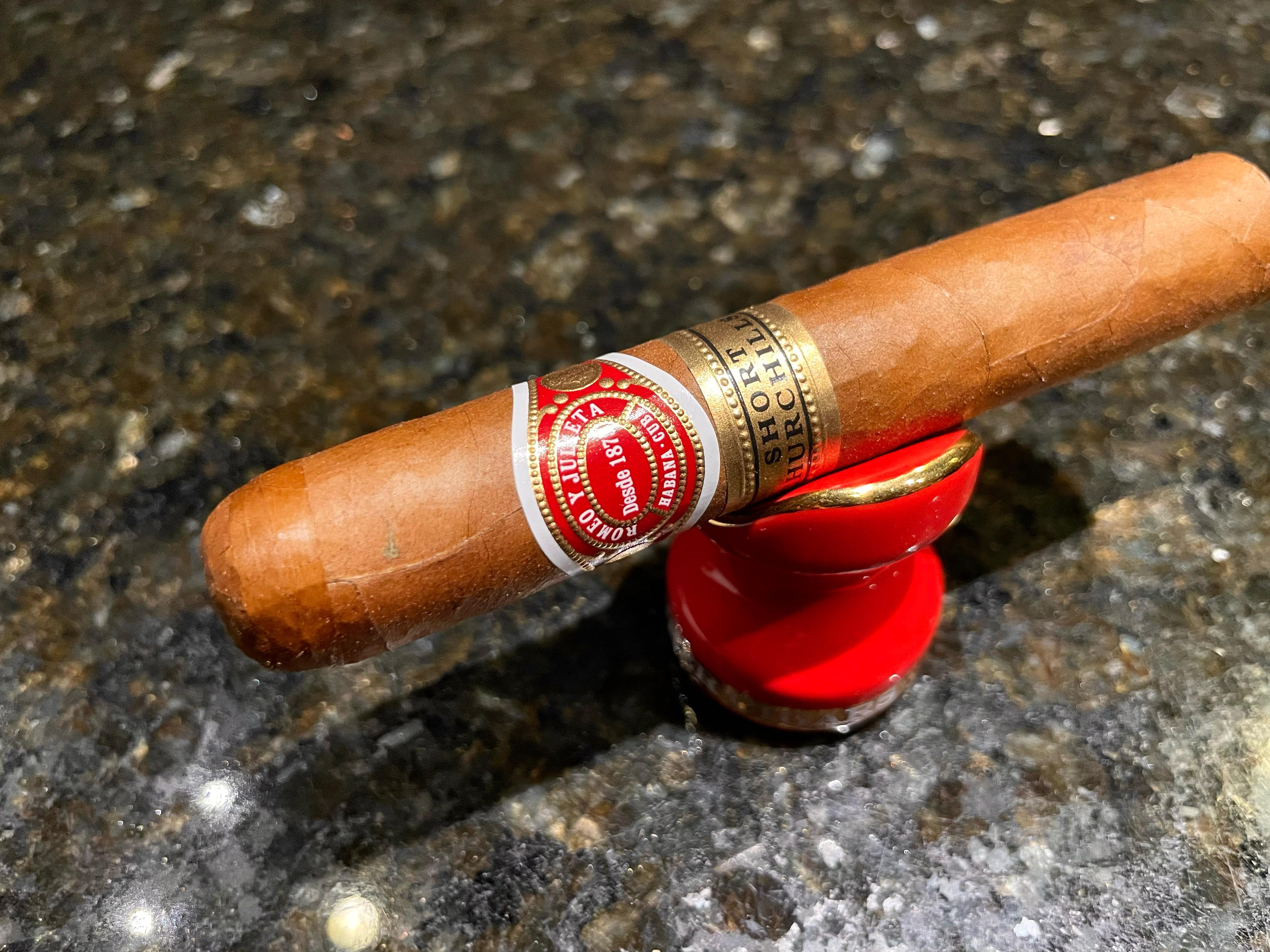 Romeo y Julieta Short Churchill C/25