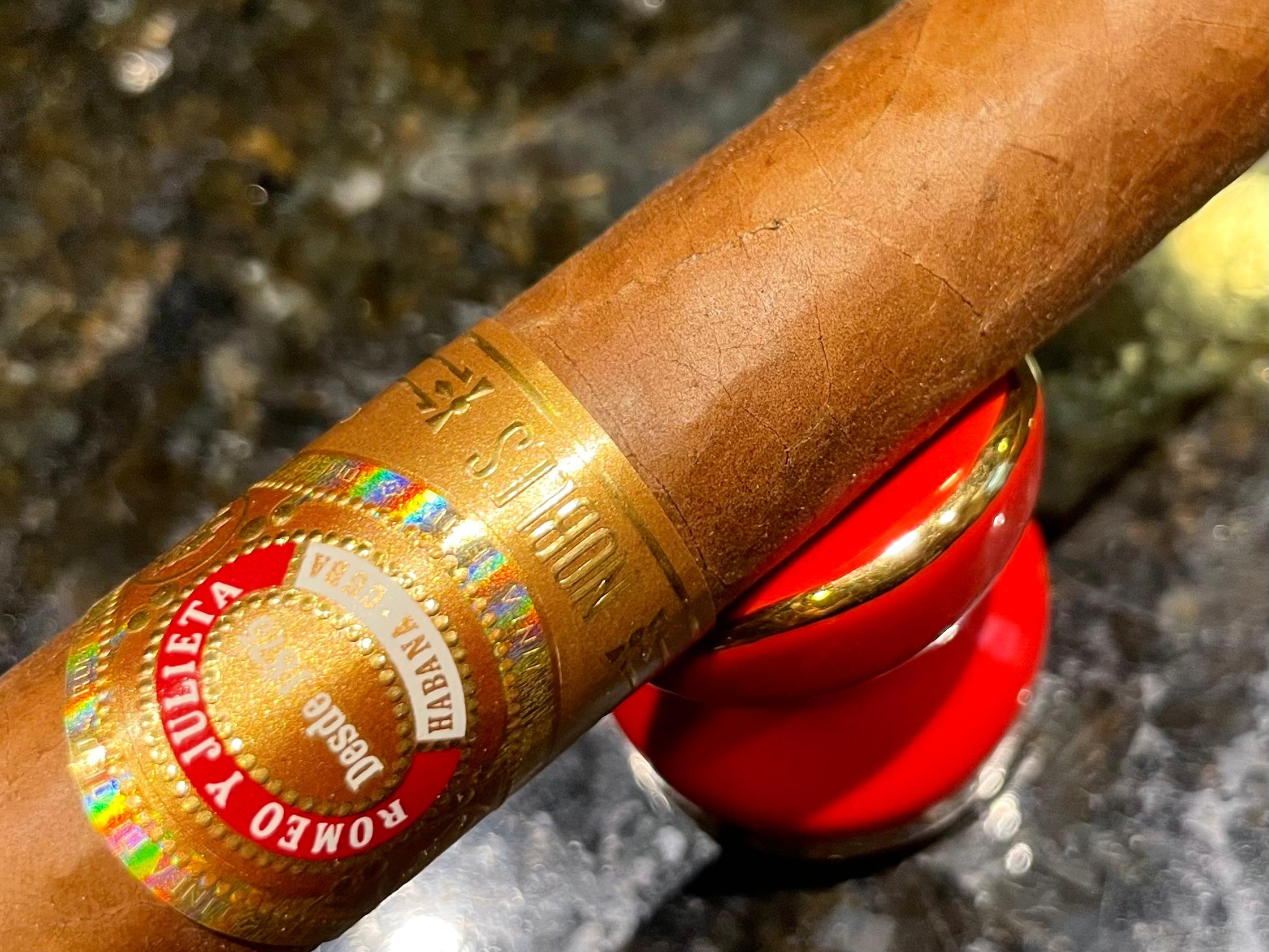 ROMEO Y JULIETA NOBLES LINEA DE ORO 