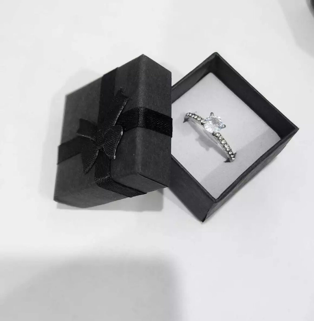 Female engagement ring with box. Comes with a free short note, available in size 5-11 only