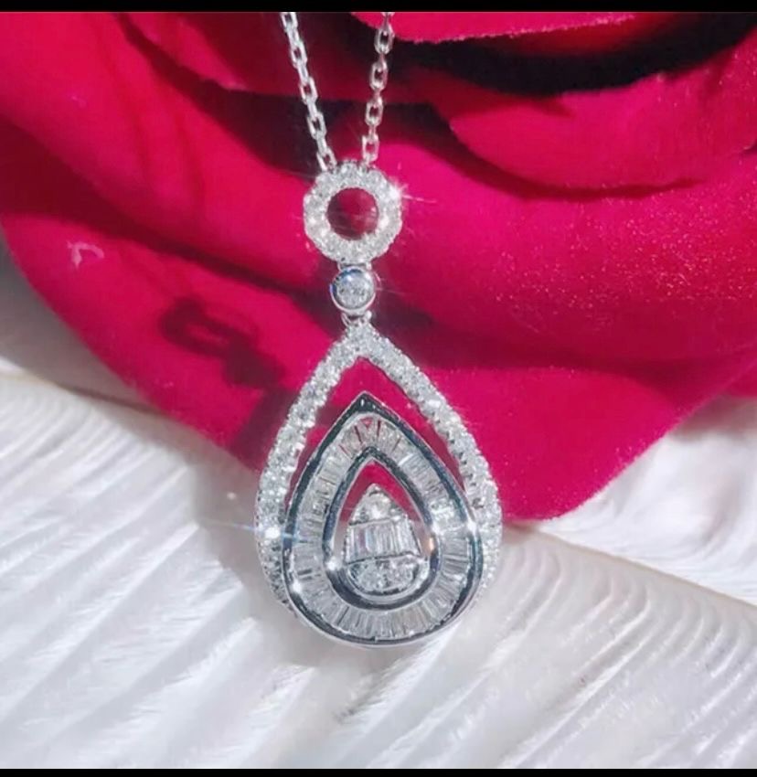 Elegant Teardrop Necklace