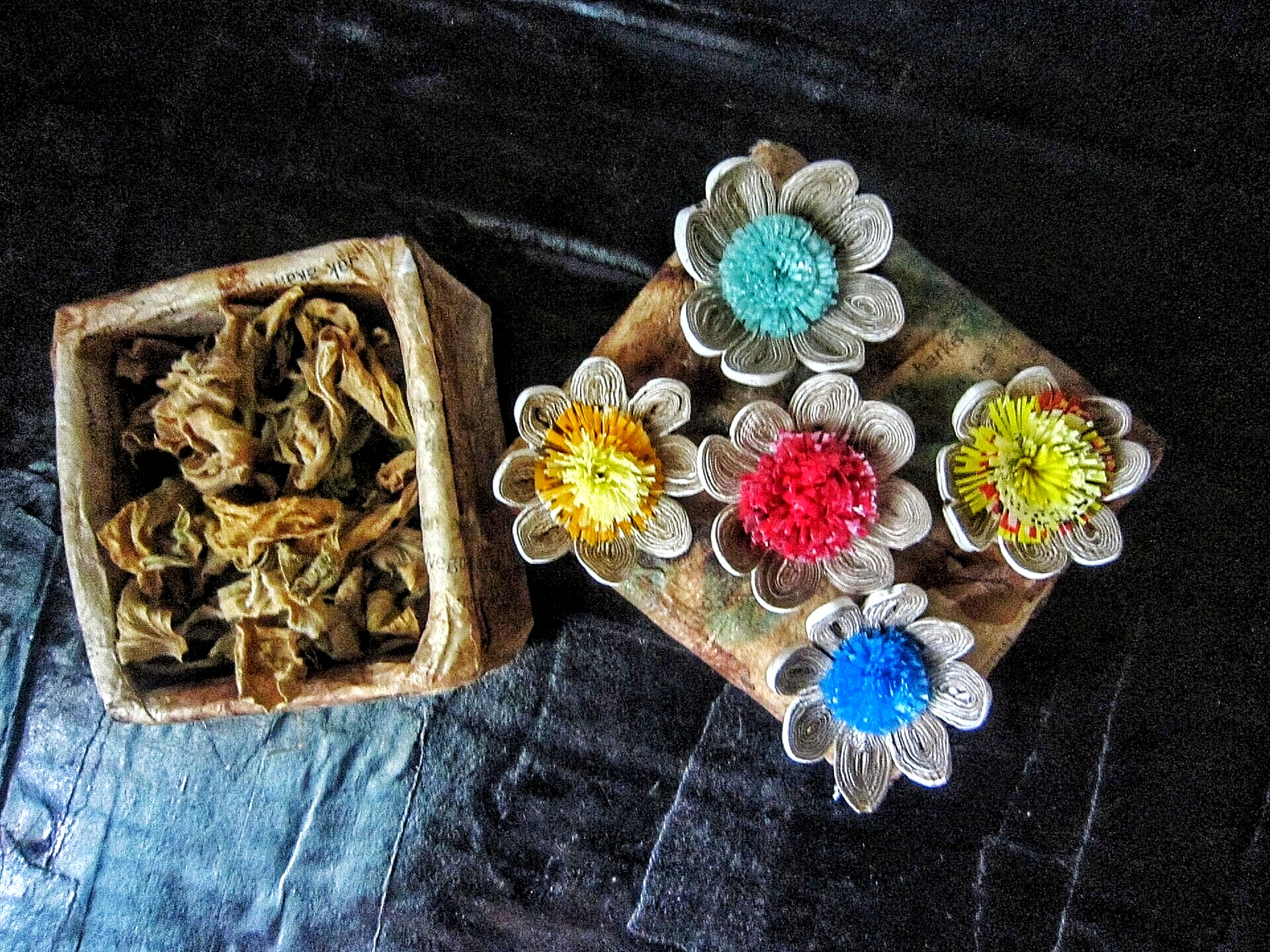 Quilling flowers,Recycle paper,Flower ornament,Paper flowery,Recycle arrangement,Eco scrapbook,Quilling decoration,Recycle flowery,Eco decor