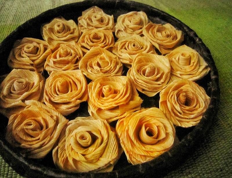 Rose corn husk frame,Flower plate,Mother frame gift,Plate flower decor,Corn husk roses,Natural waste blossom,No waste,Plate frame,Recycled