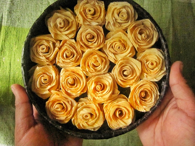 Rose corn husk frame,Flower plate,Mother frame gift,Plate flower decor,Corn husk roses,Natural waste blossom,No waste,Plate frame,Recycled
