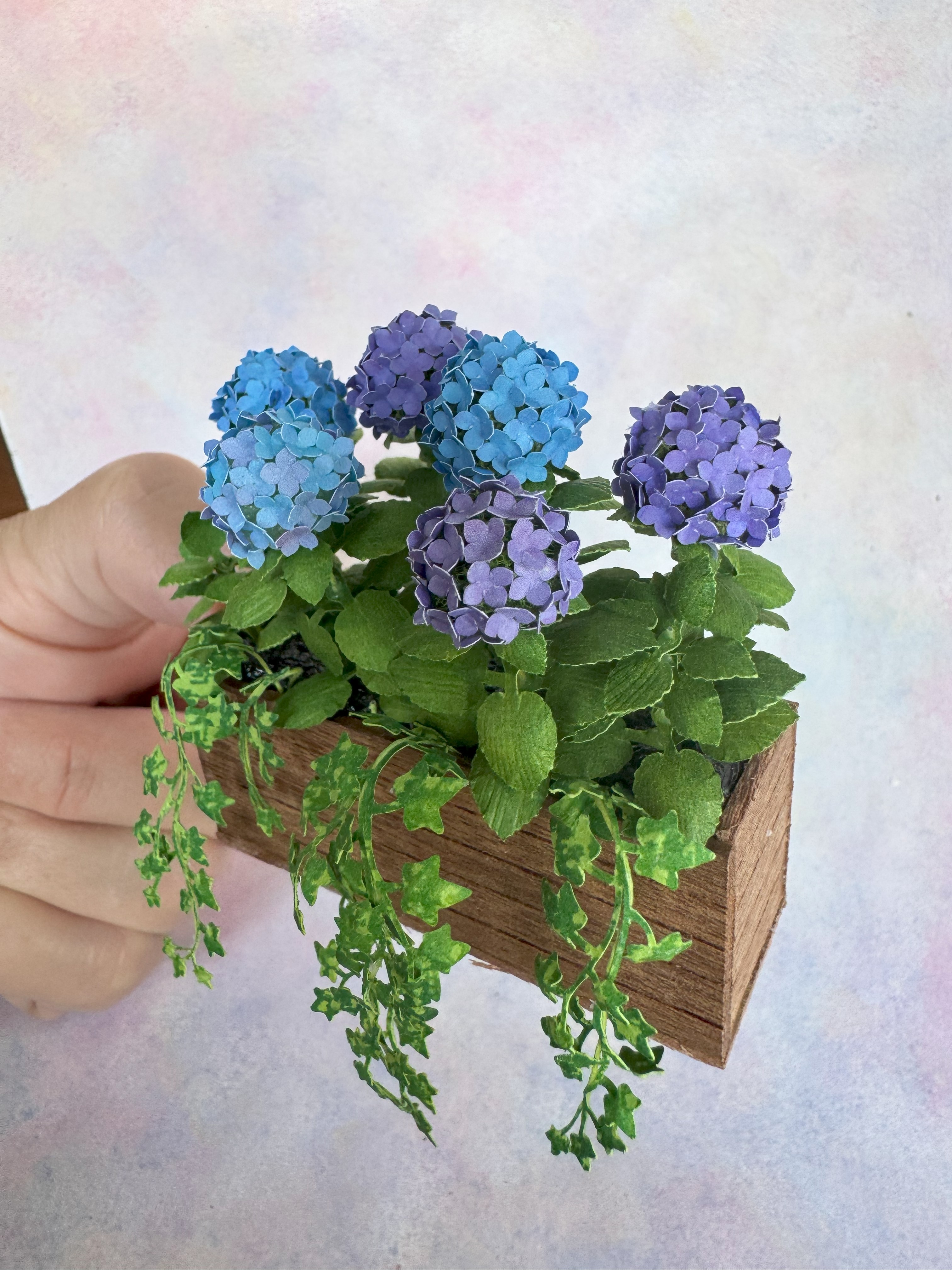 Miniature 6x Blue/Purple Hydrangeas with planter box, Ivy flowers 1:12 dollshouse fairy cat garden