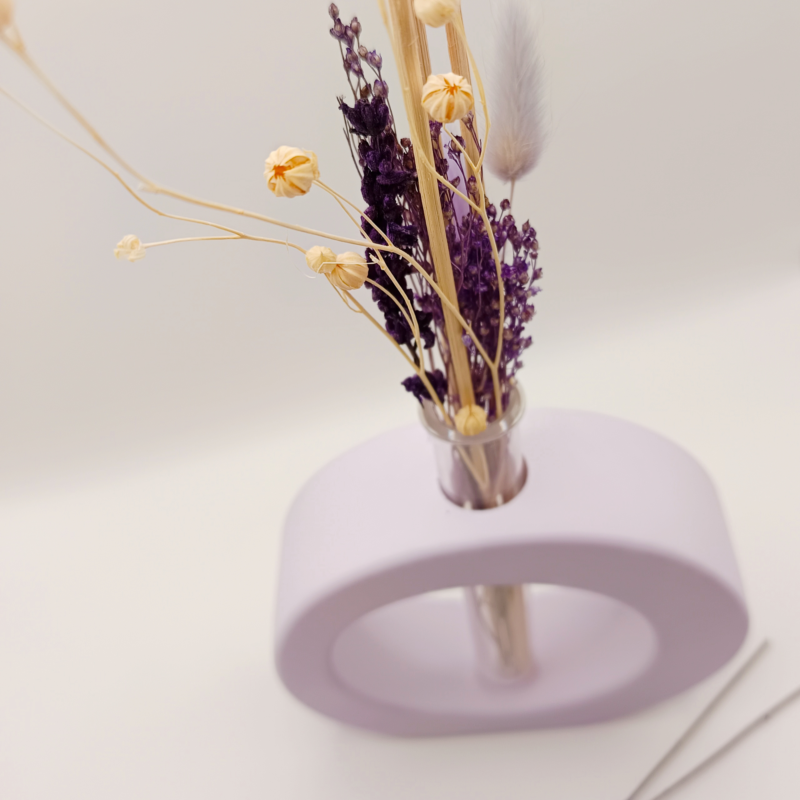 Design-Vase mit Trockenblumen