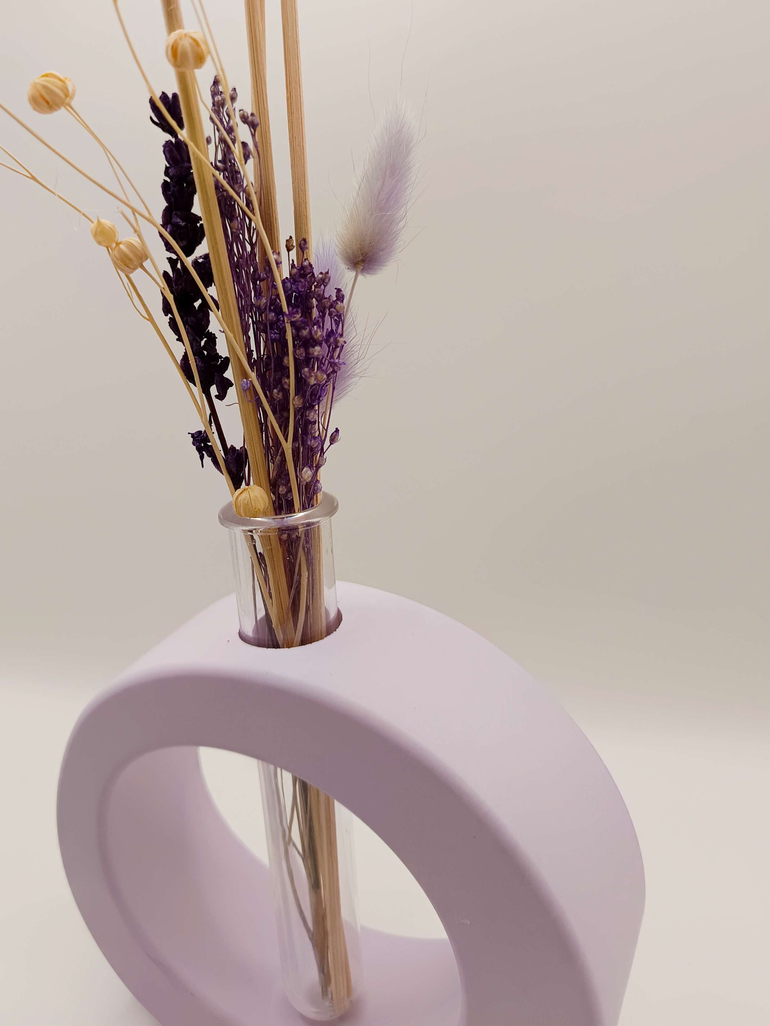 Design-Vase mit Trockenblumen