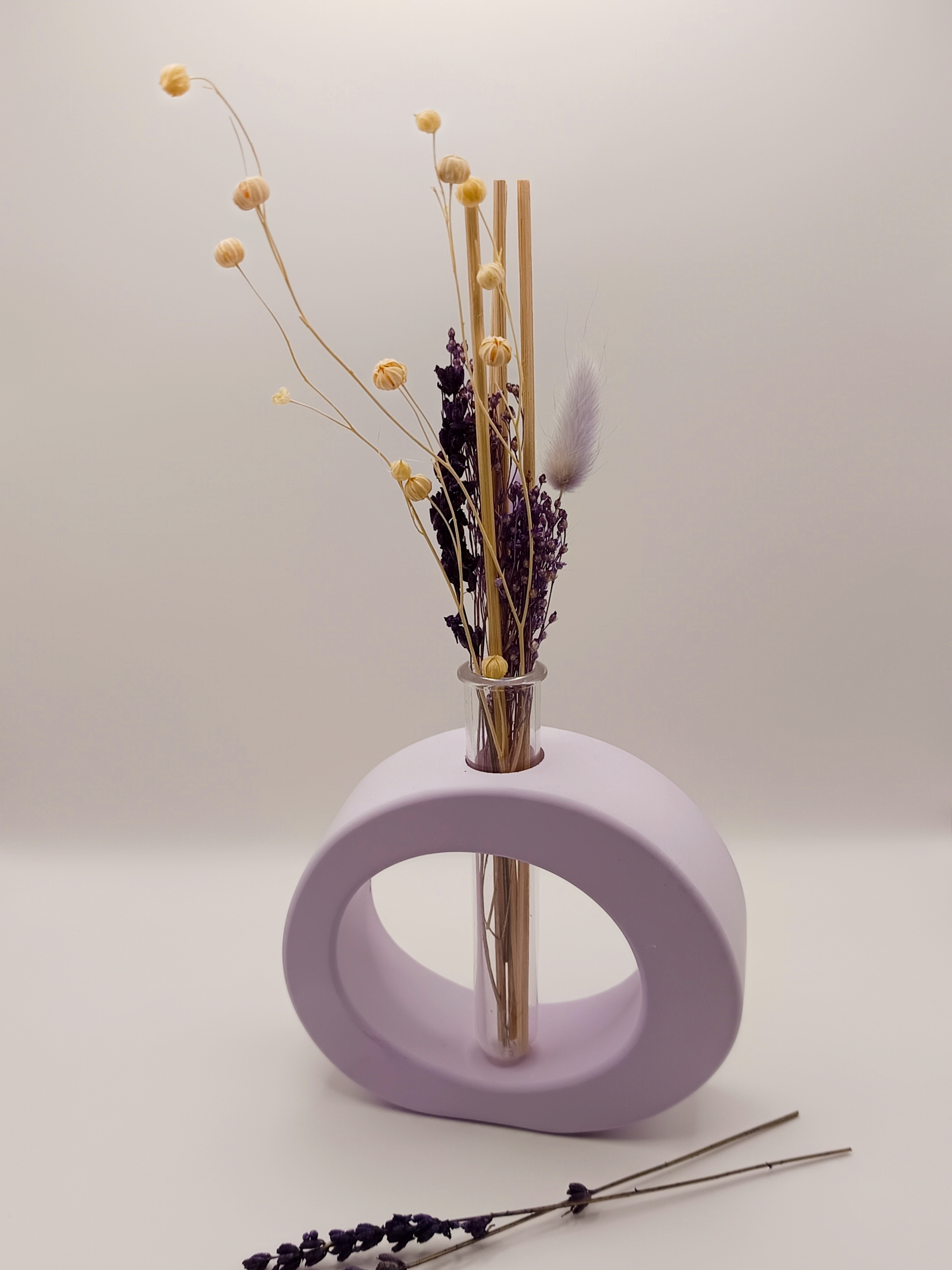 Design-Vase mit Trockenblumen