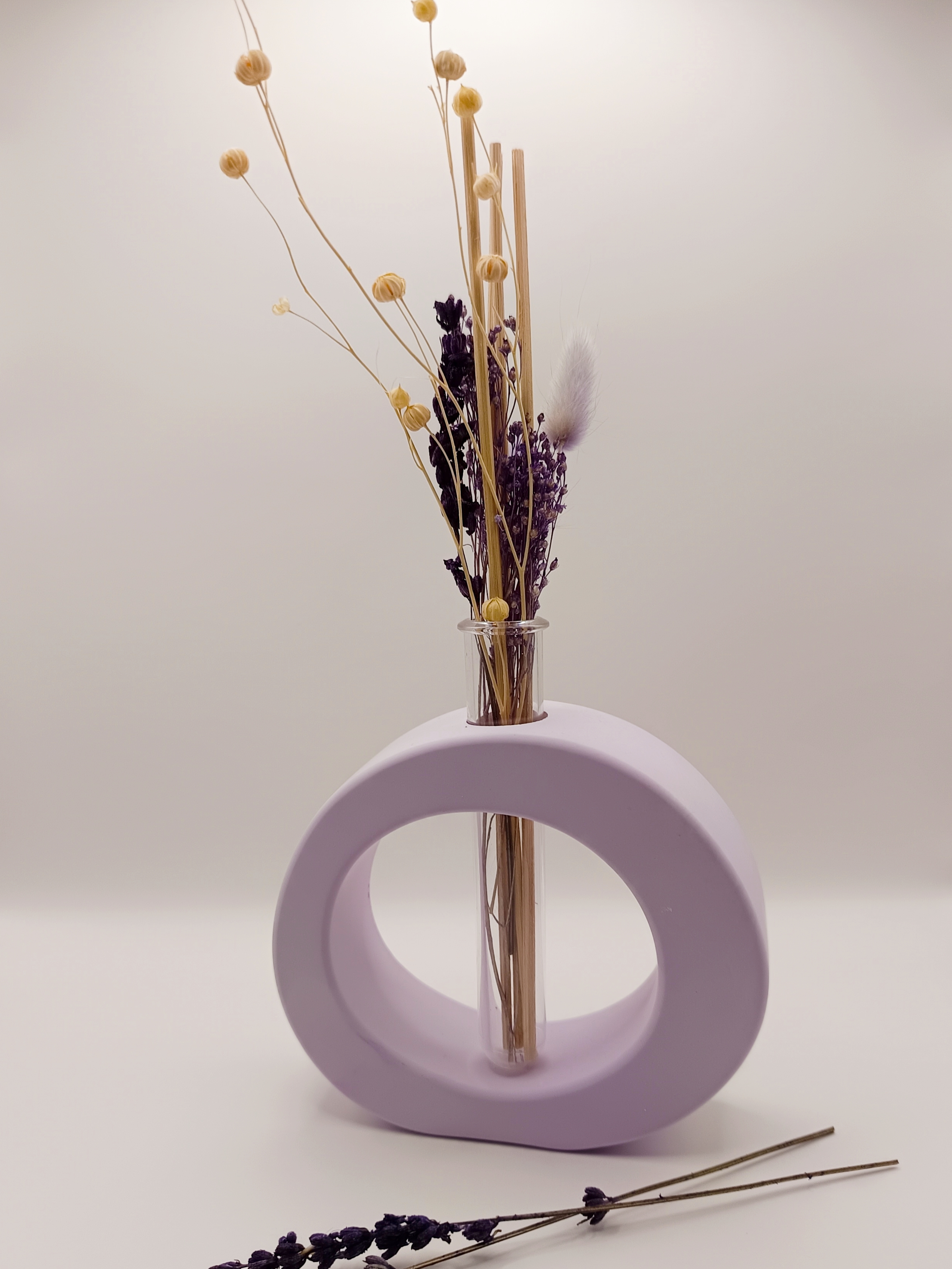 Design-Vase mit Trockenblumen