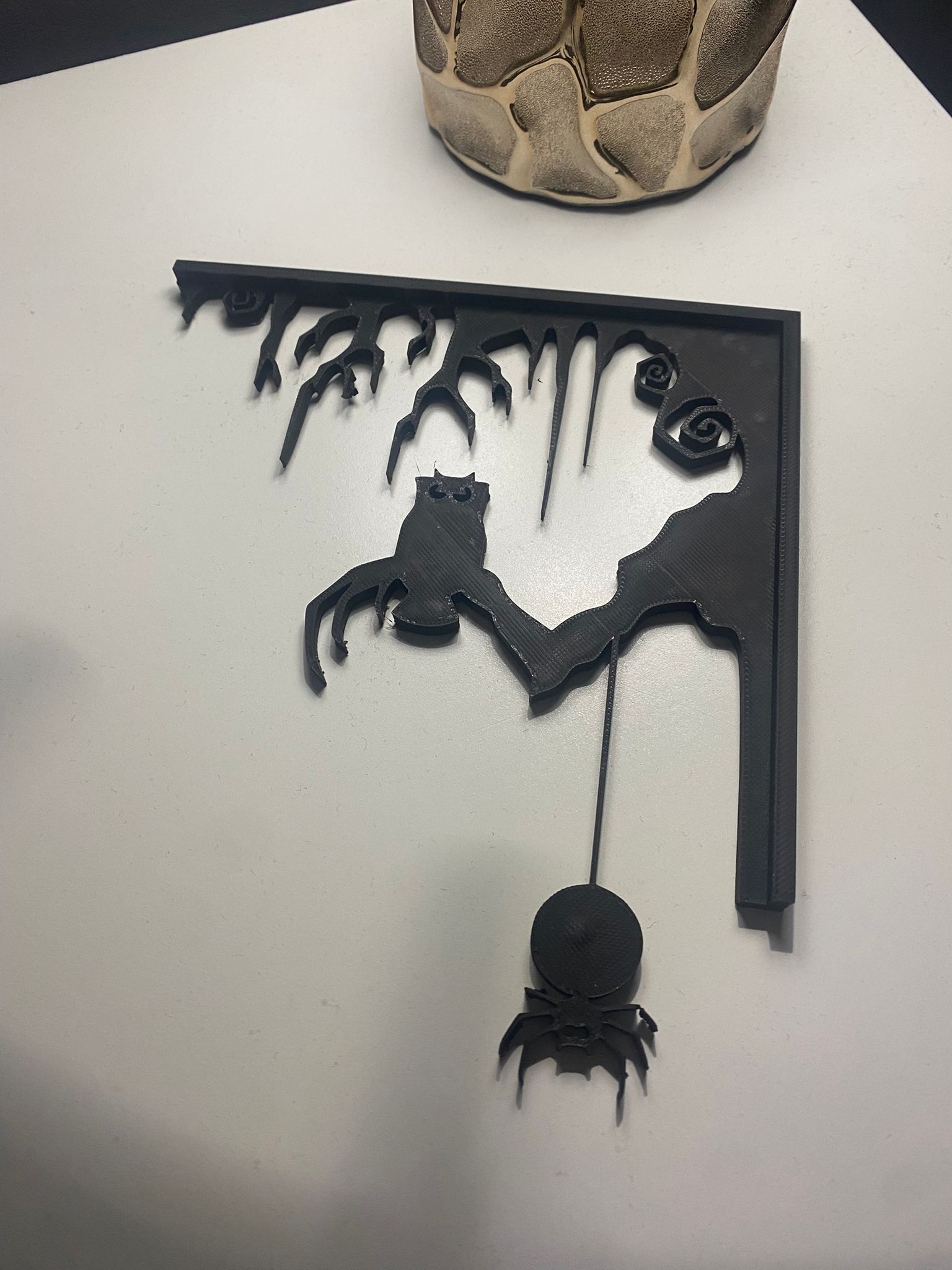 Decoracion de esquina con búho y araña