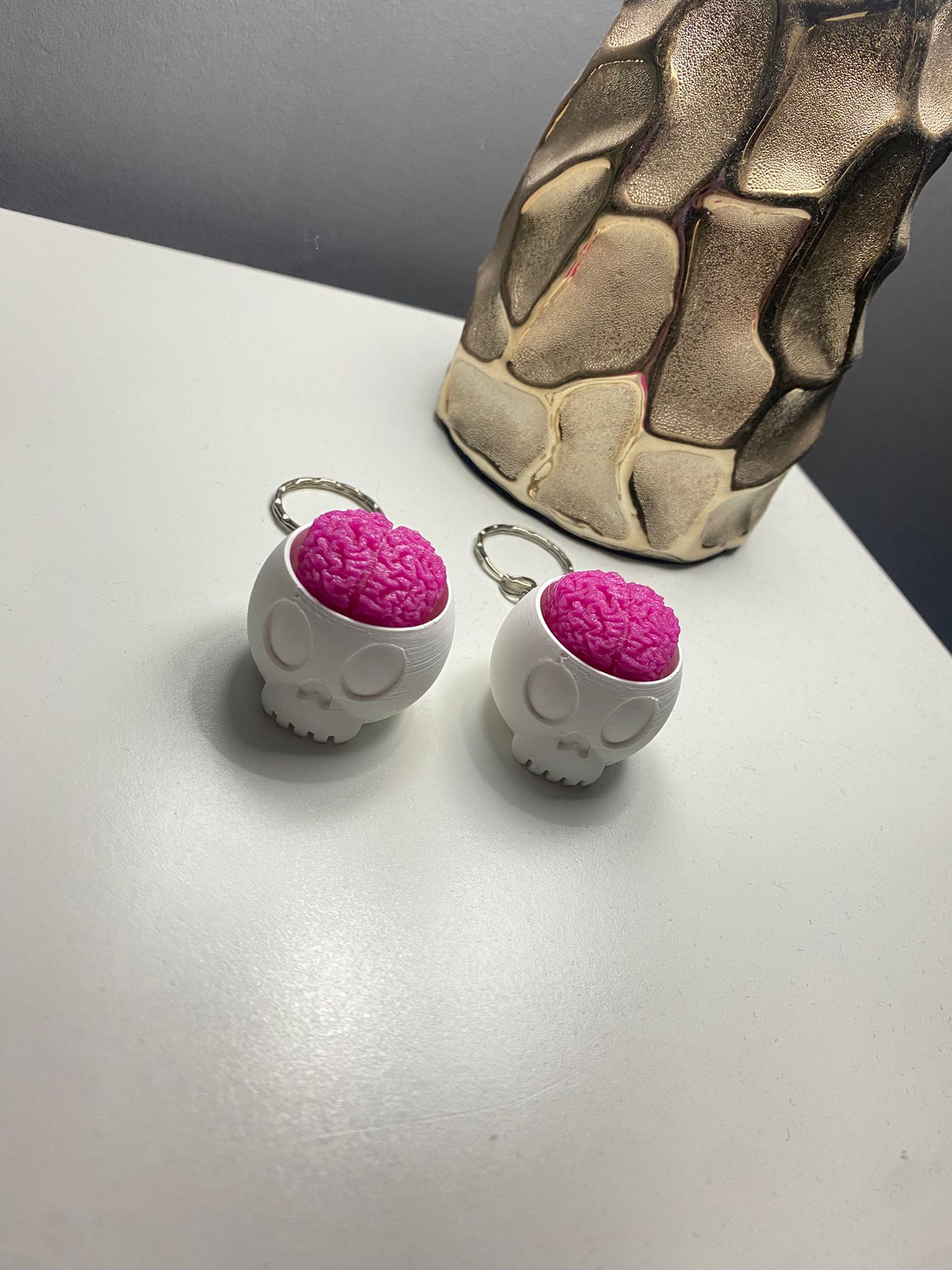 Llavero clicker calavera cerebro rosa