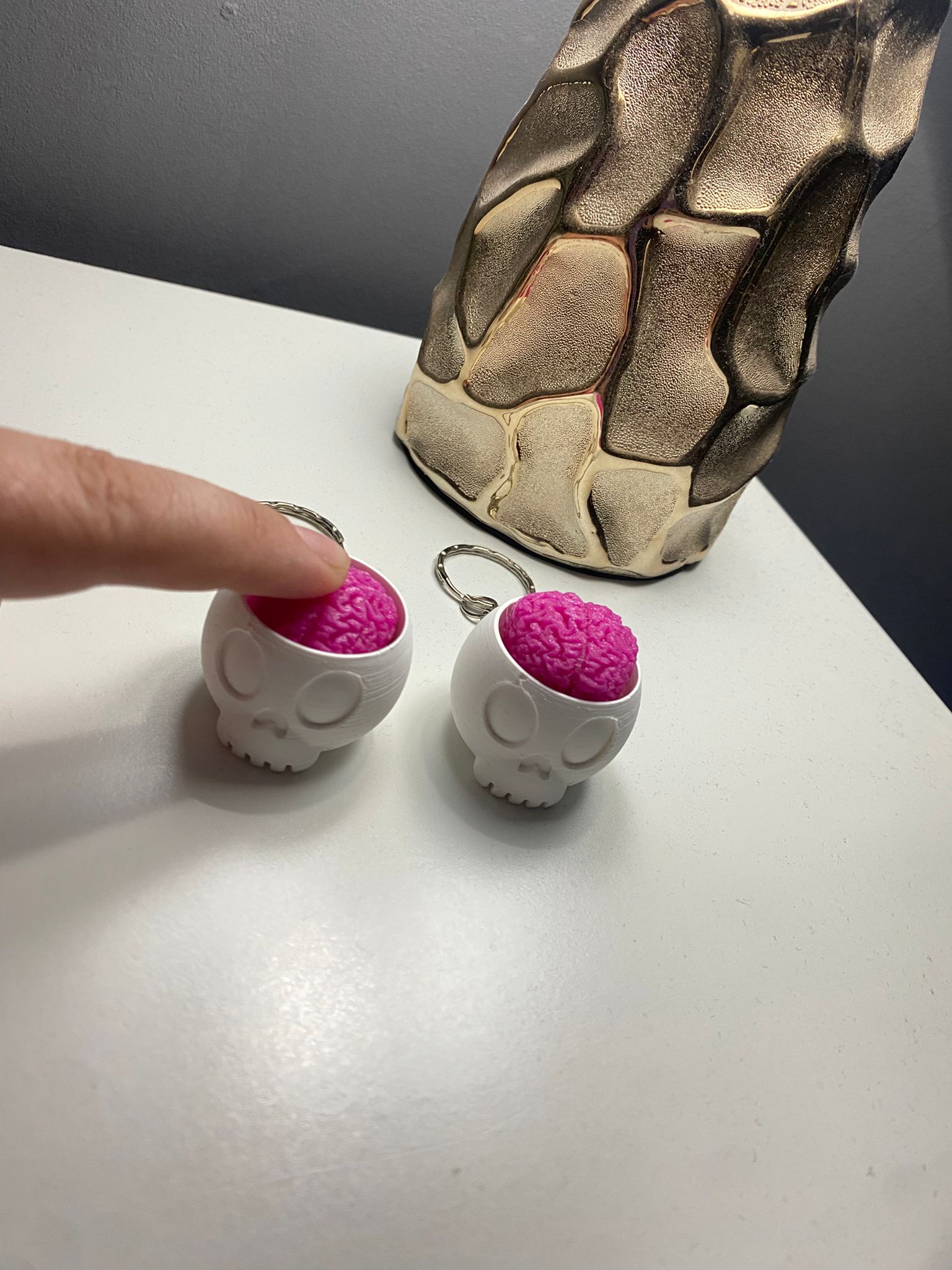 Llavero clicker calavera cerebro rosa