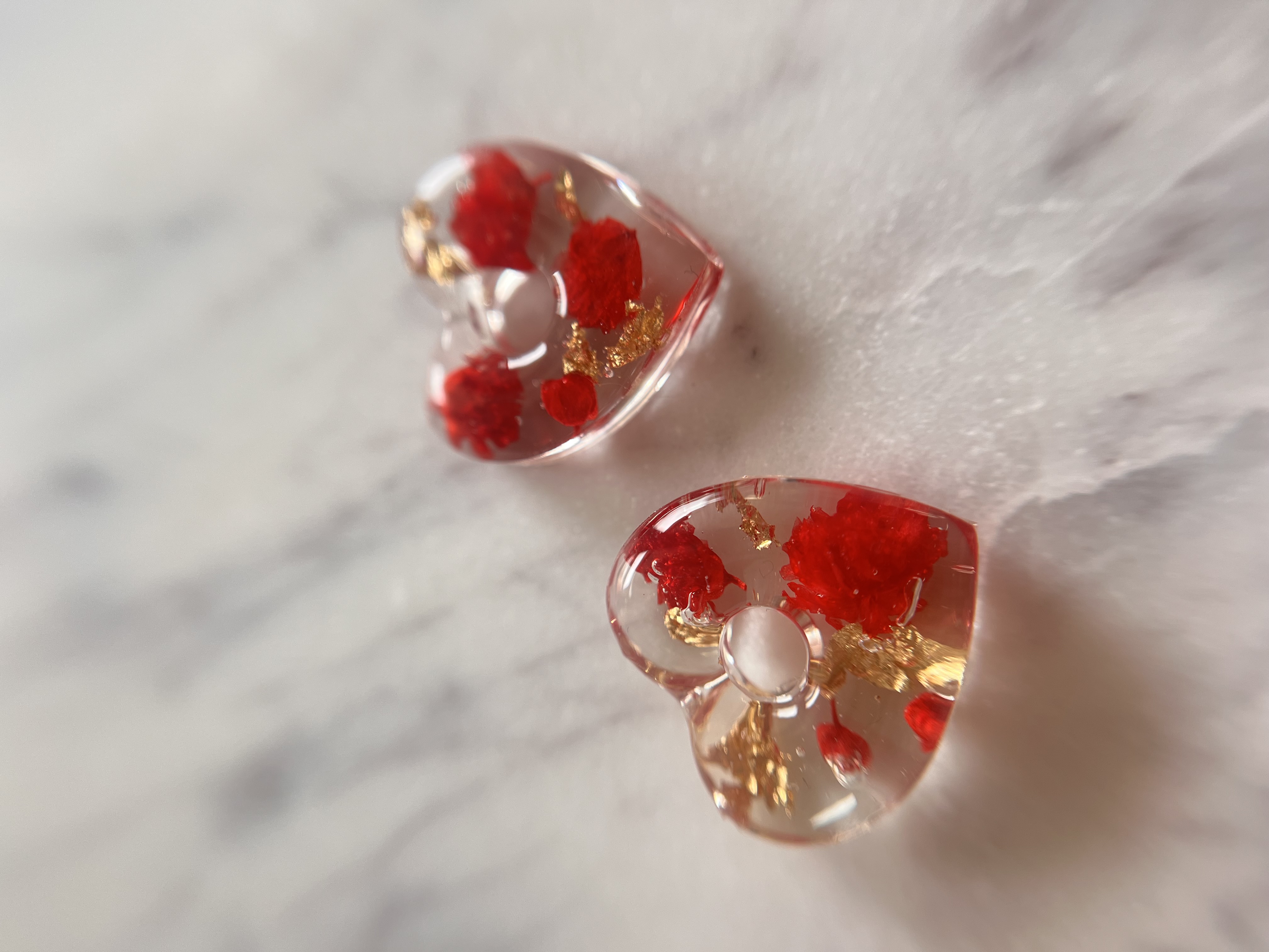 Coeur d'or et fleur rouge
