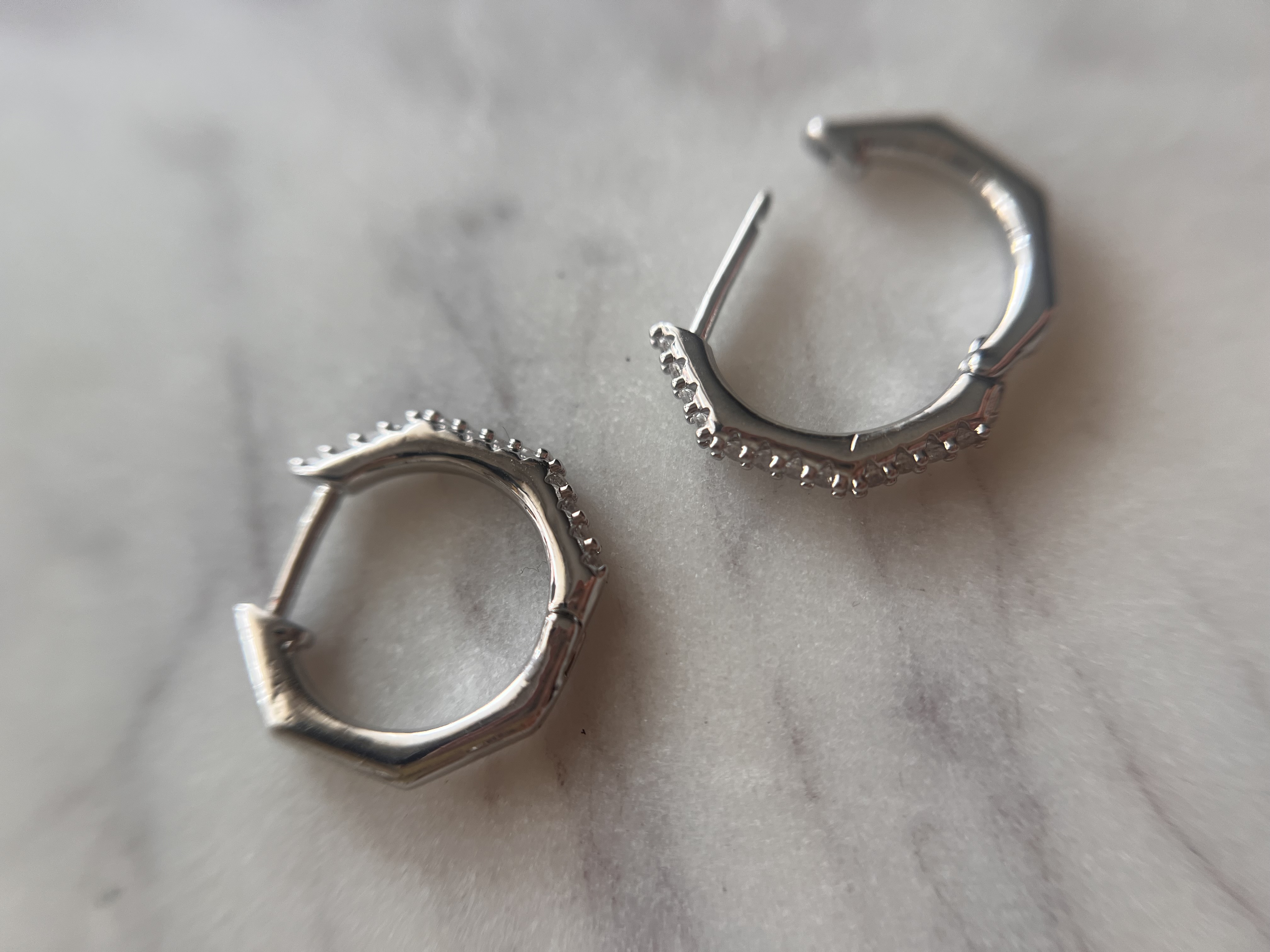 Créoles Argentées hexagonales avec zirconium 15mm