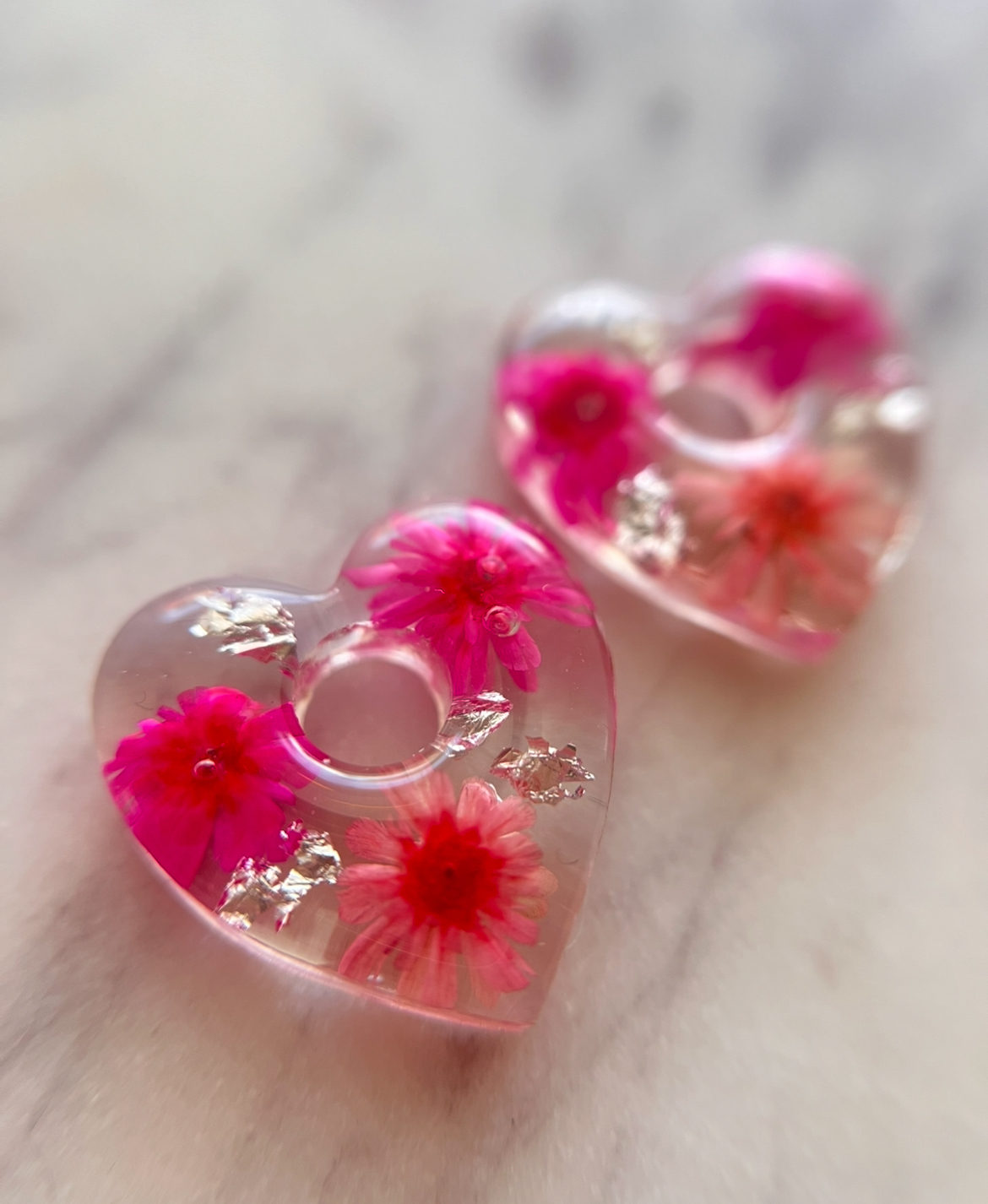 Coeur avec fleur rose et feuille d'argent