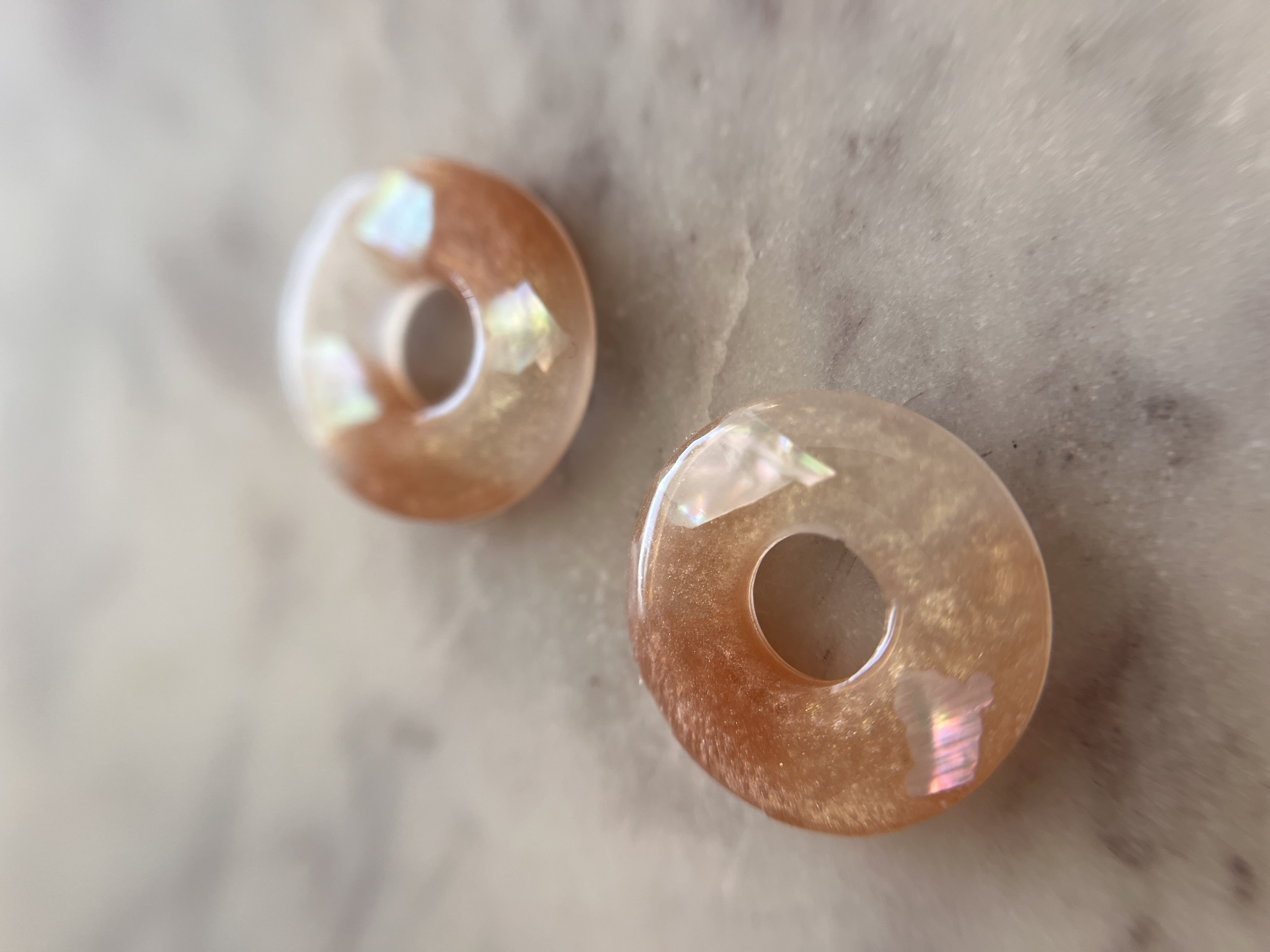 Louve beige et blanc irisé avec éclats de nacre