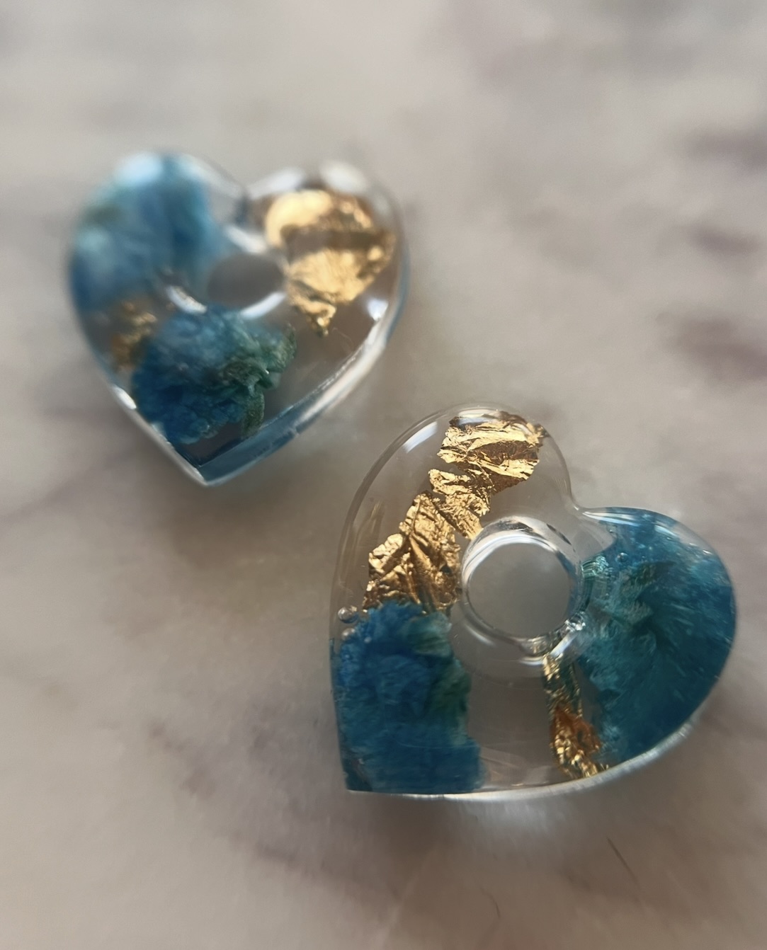 Coeur fleur bleu avec feuille d'or