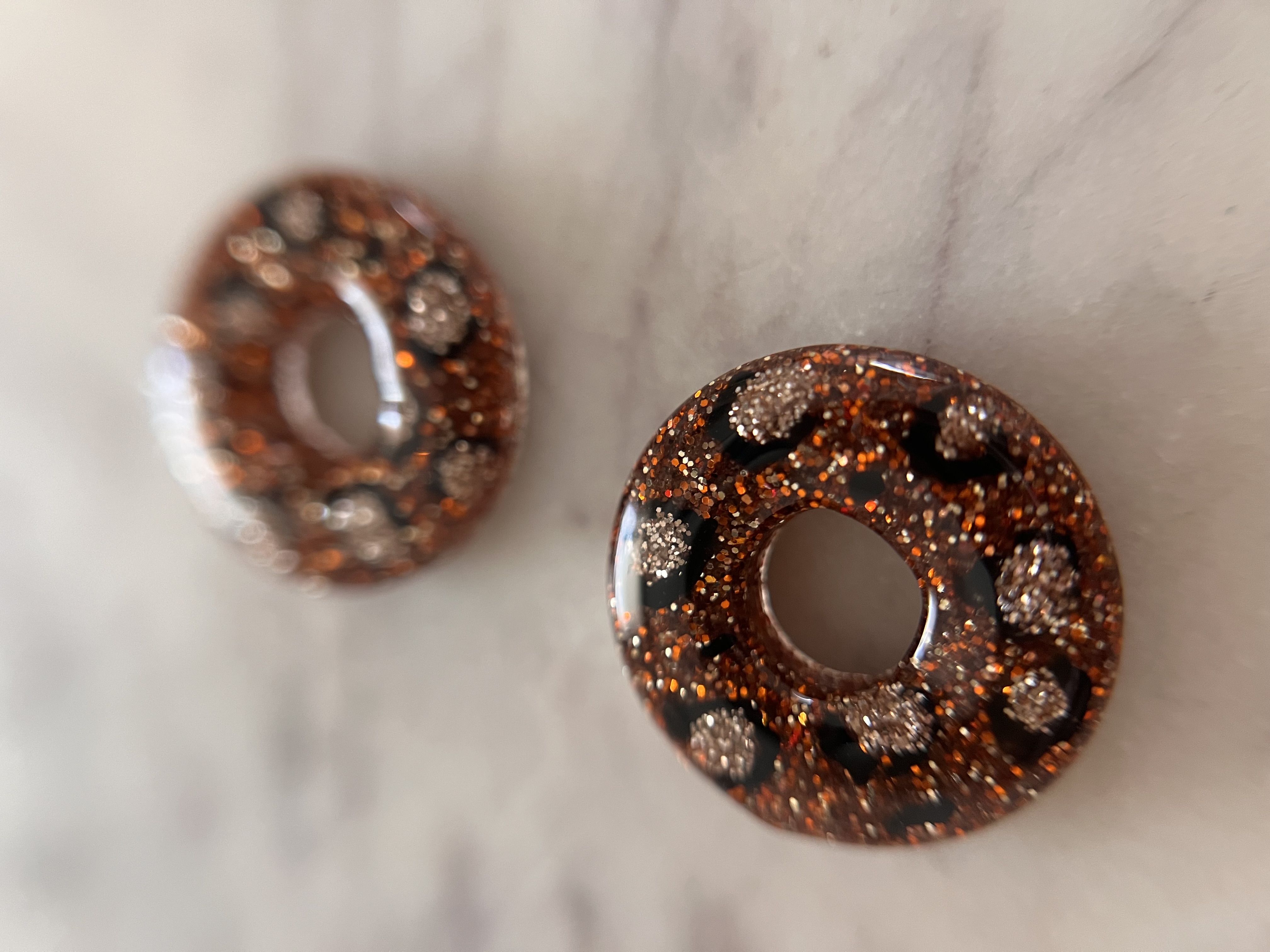 Louve marron doré léopard