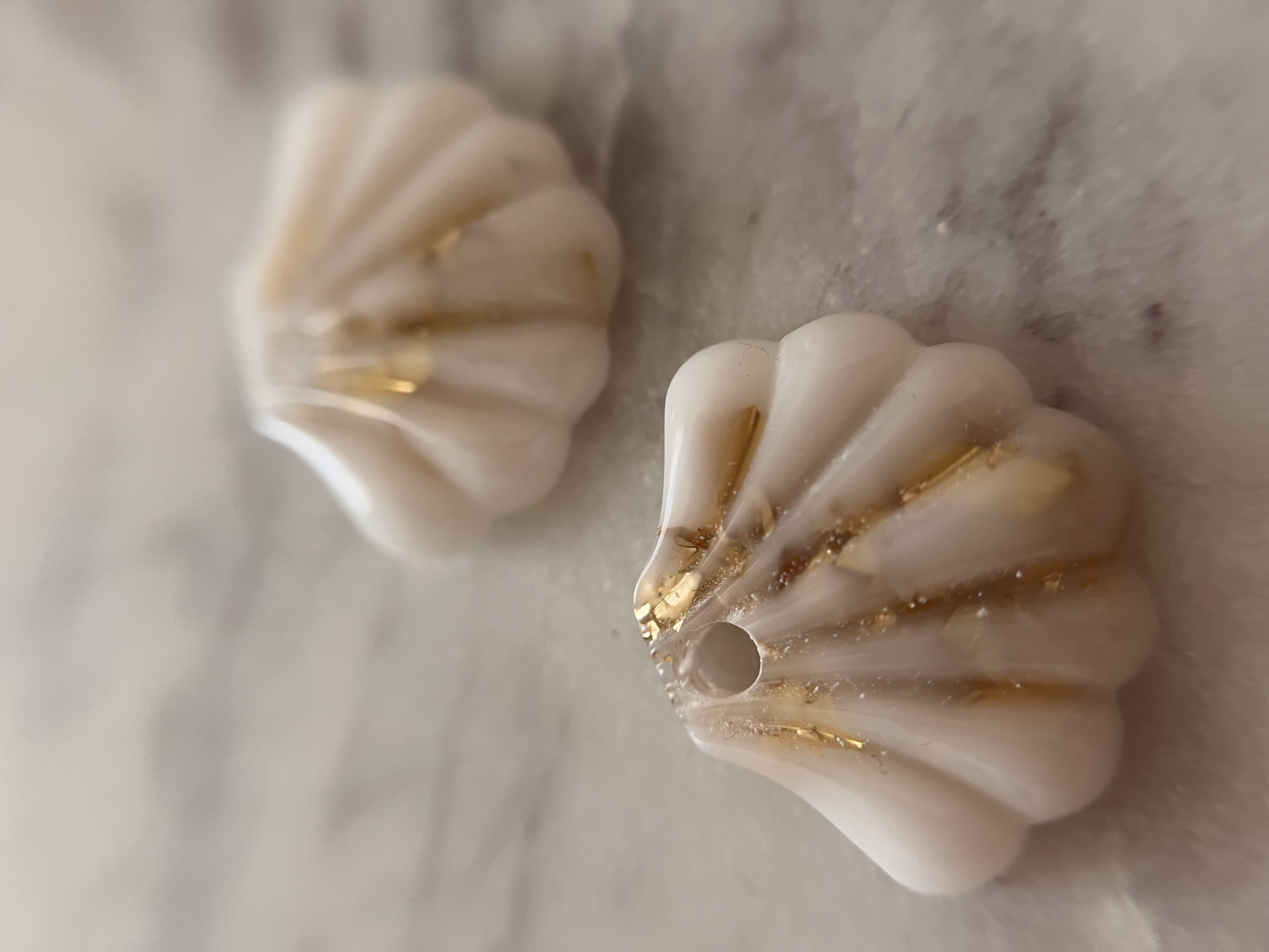 Coquillage blanc et feuille d'or