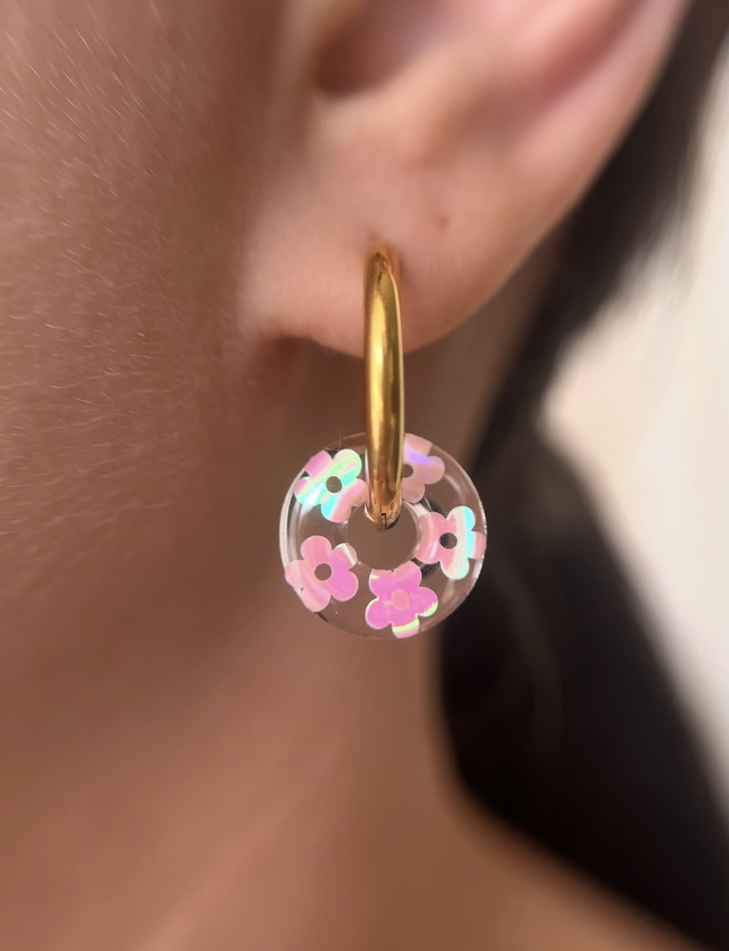 Louve avec fleurs holographiques