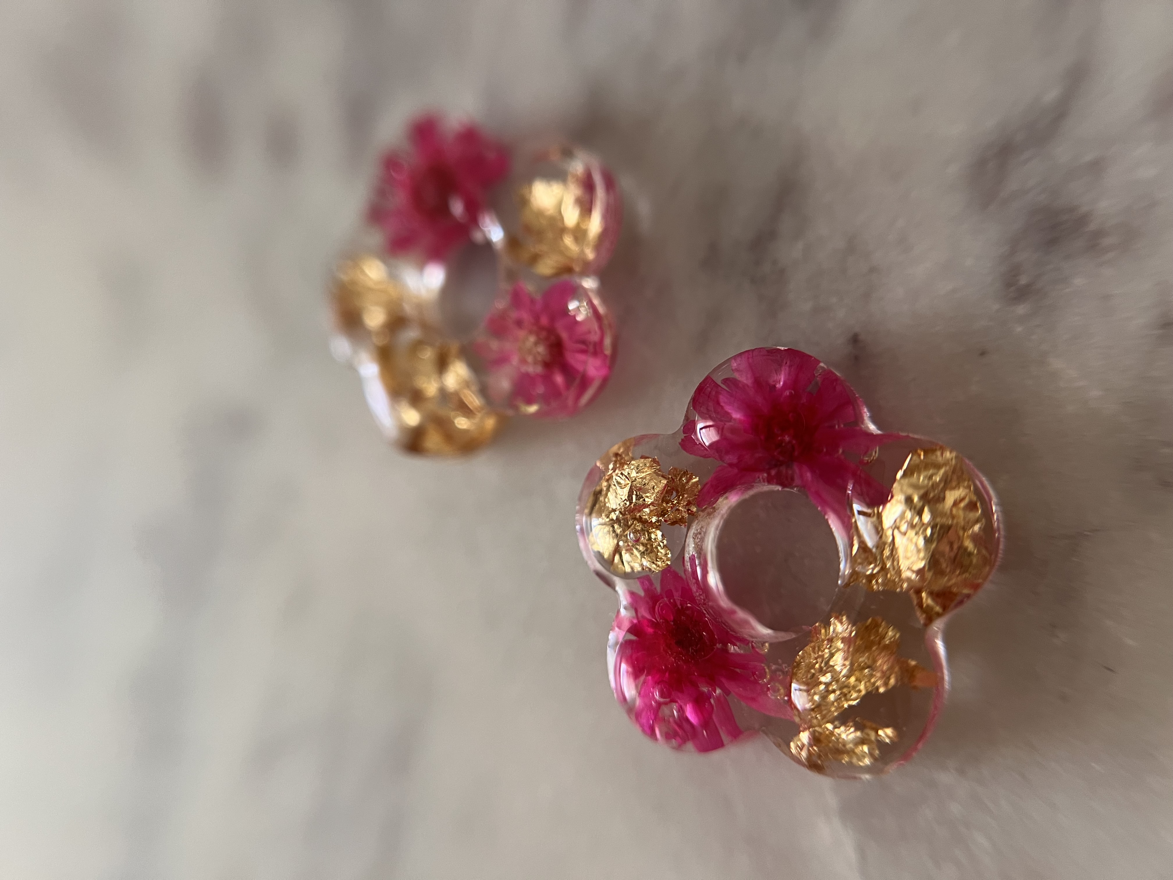 Flower avec fleur rose et feuille d'or