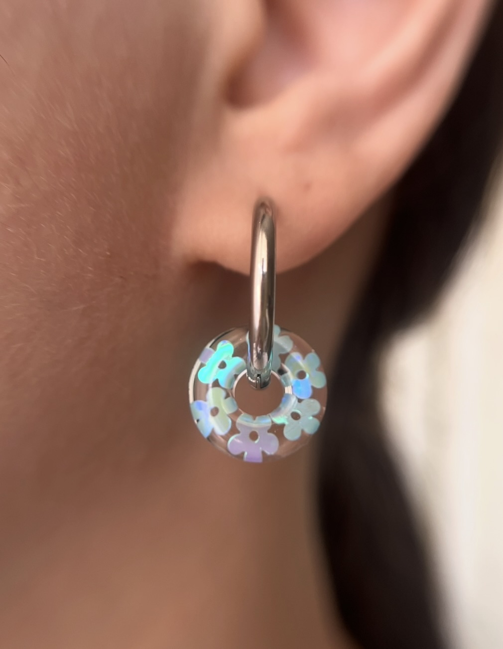 Louve avec fleurs holographiques