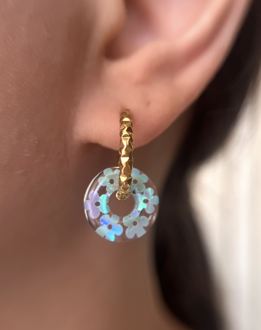 Louve avec fleurs holographiques