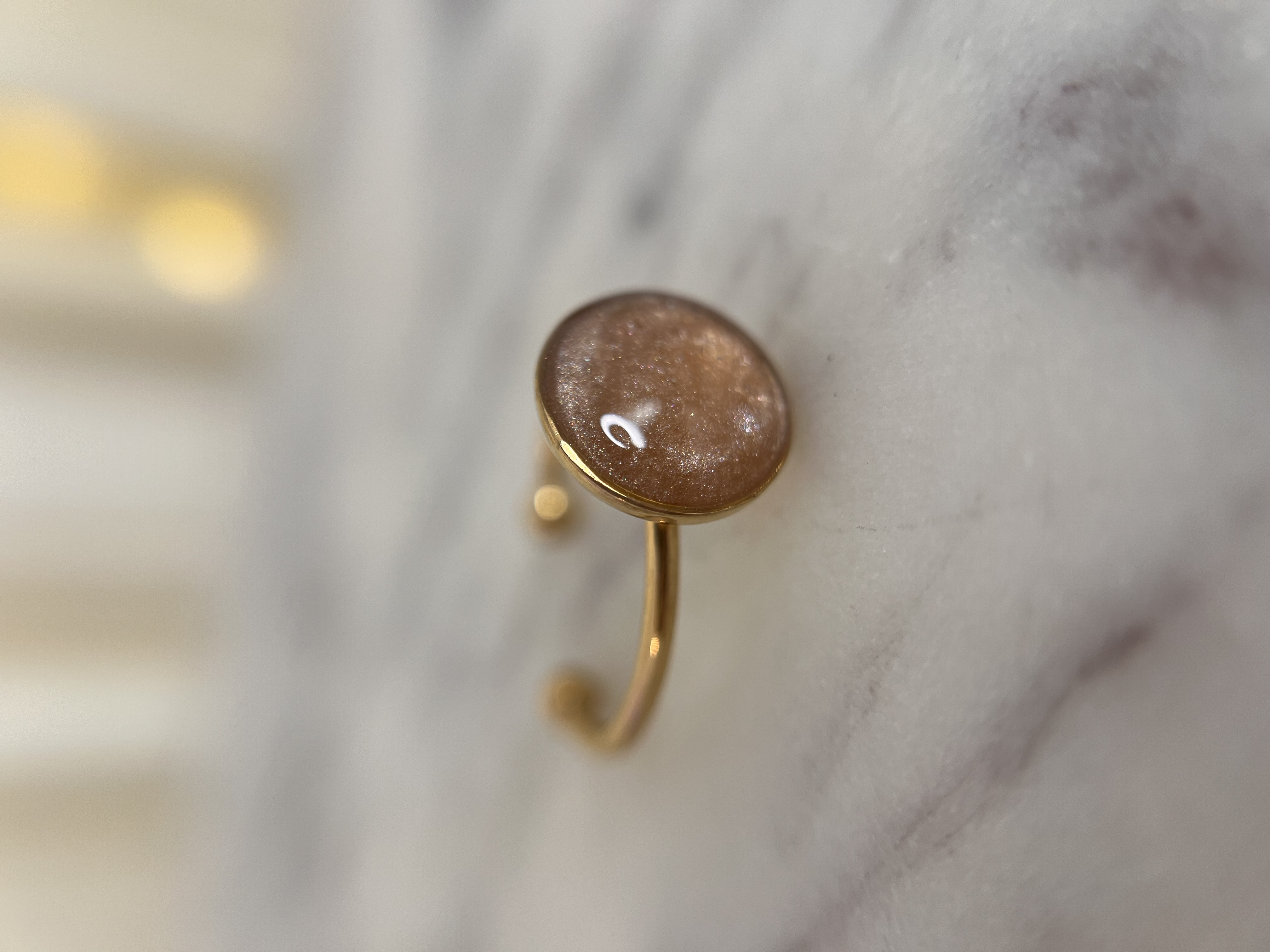 Bague beige irisé