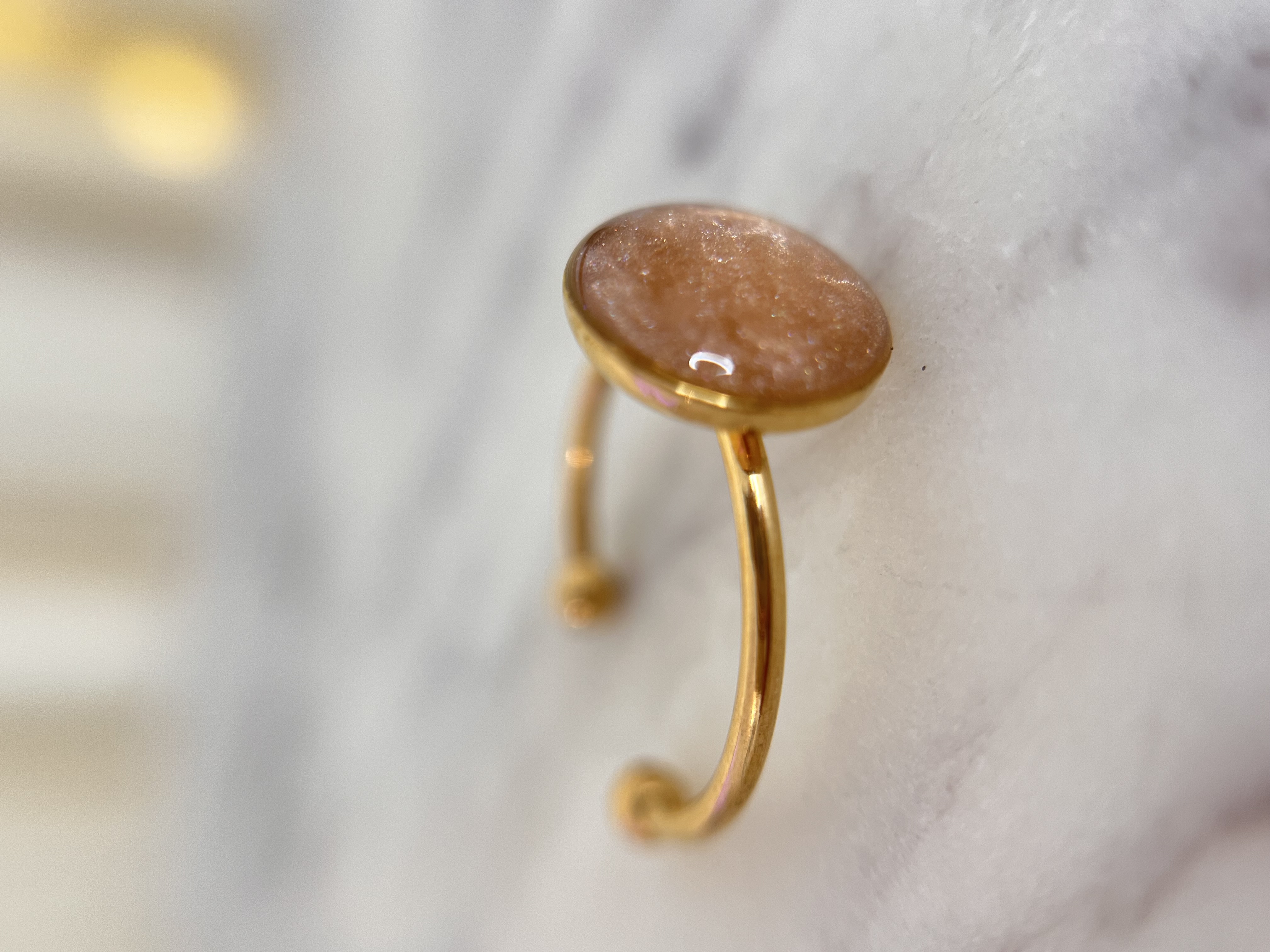 Bague beige irisé