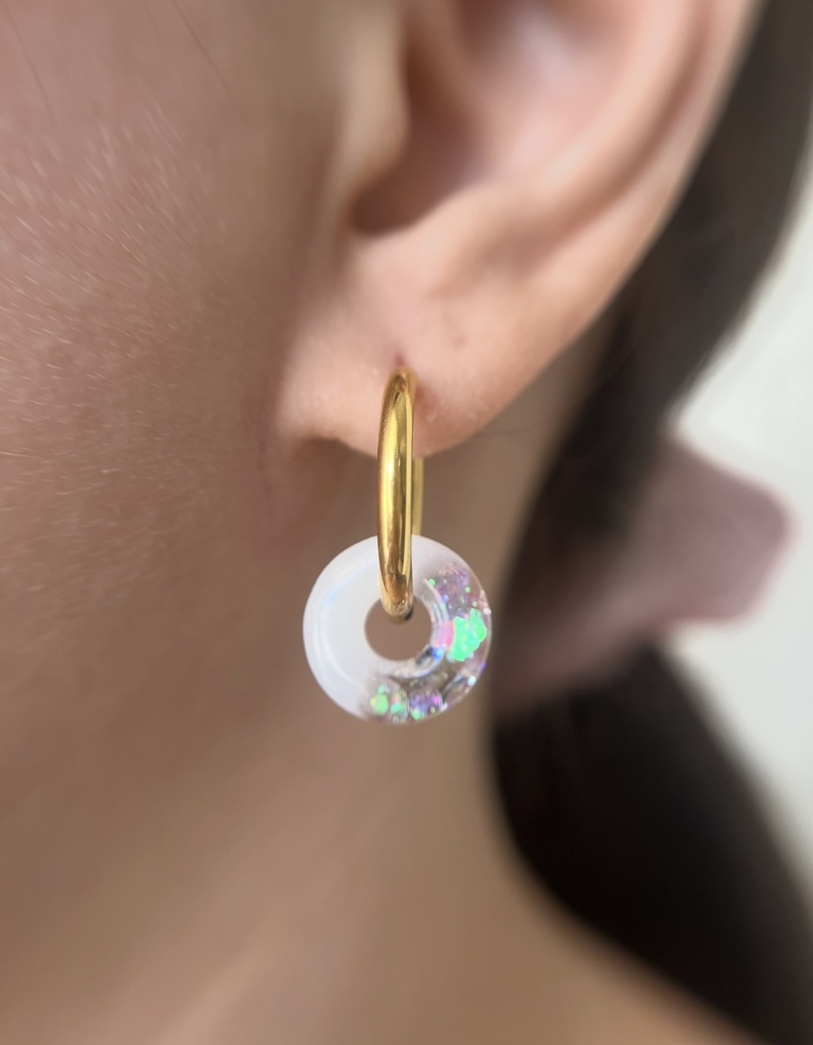 Louve blanc et paillettes holographiques