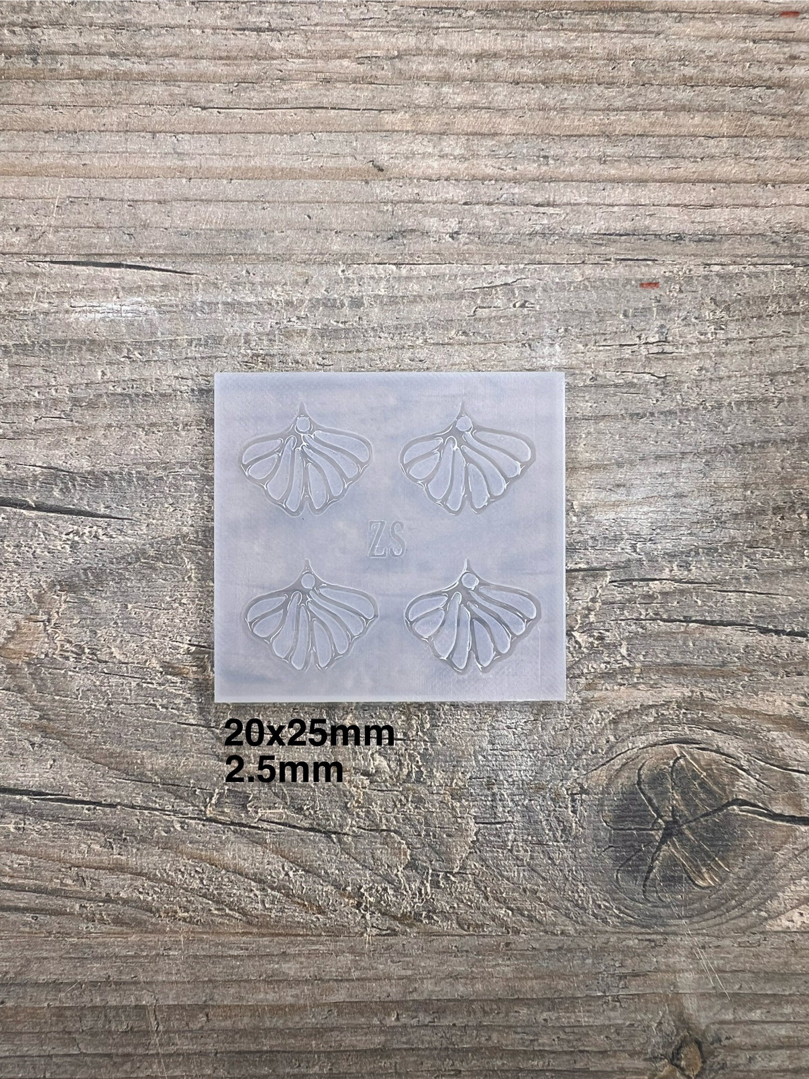 Moule Boucle d'oreille Feuille de Ginkgo  20x25mm