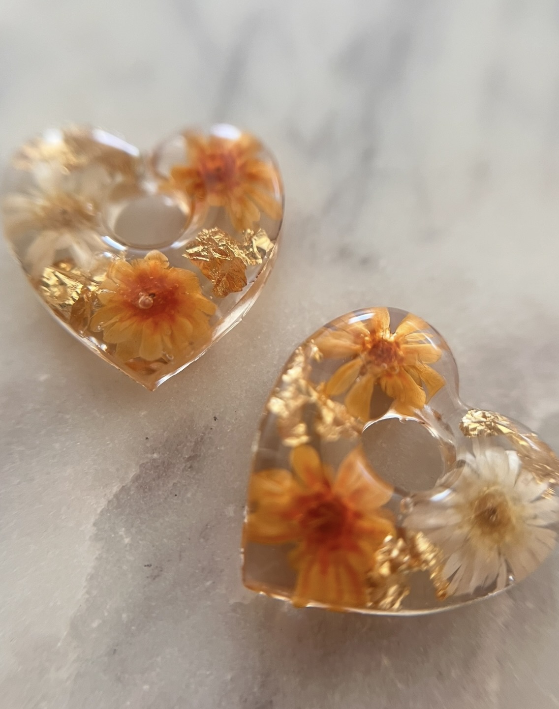 Coeur fleur orange et blanche avec feuille d'or