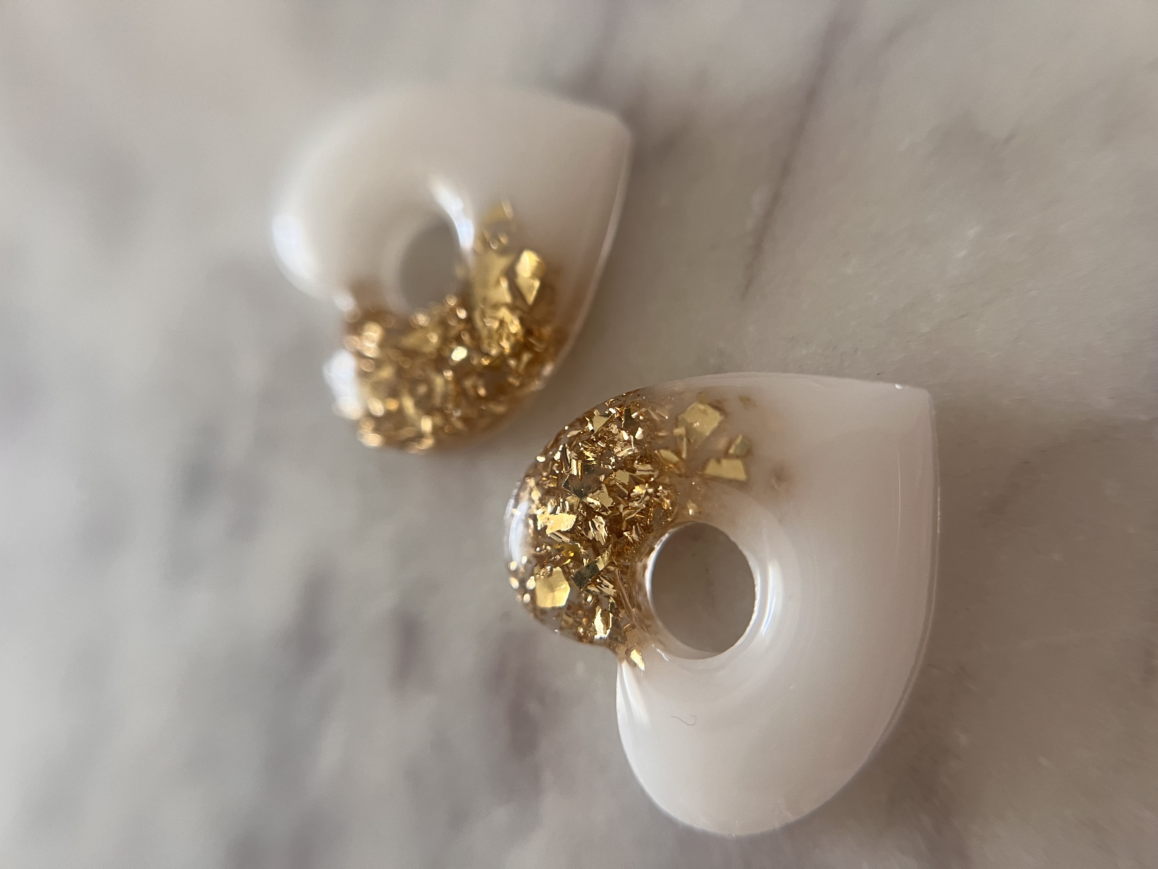Coeur blanc et feuille d'or
