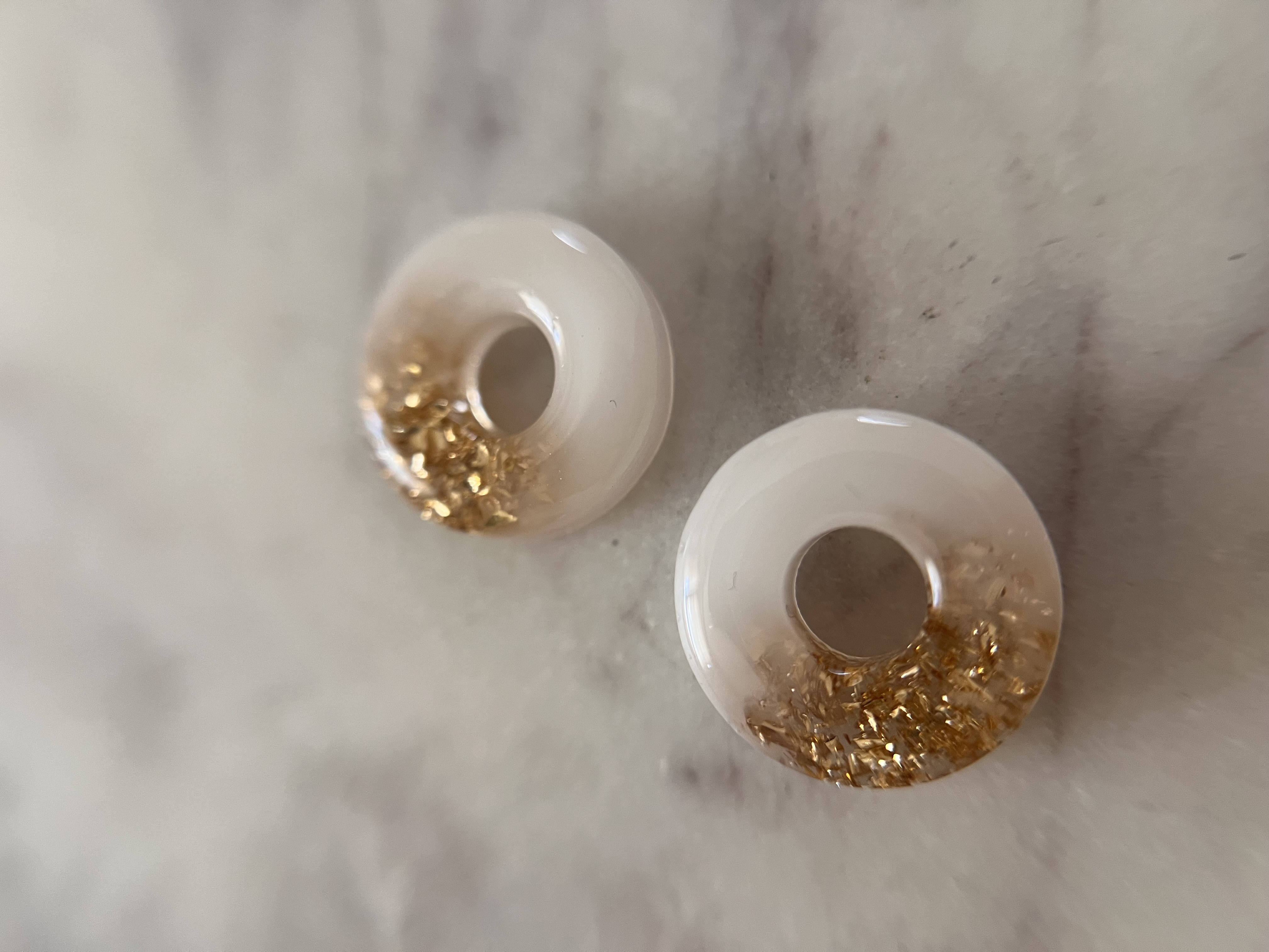 Louve blanc et feuille d'or