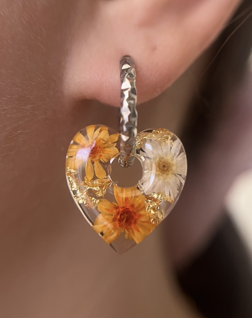 Coeur fleur orange et blanche avec feuille d'or