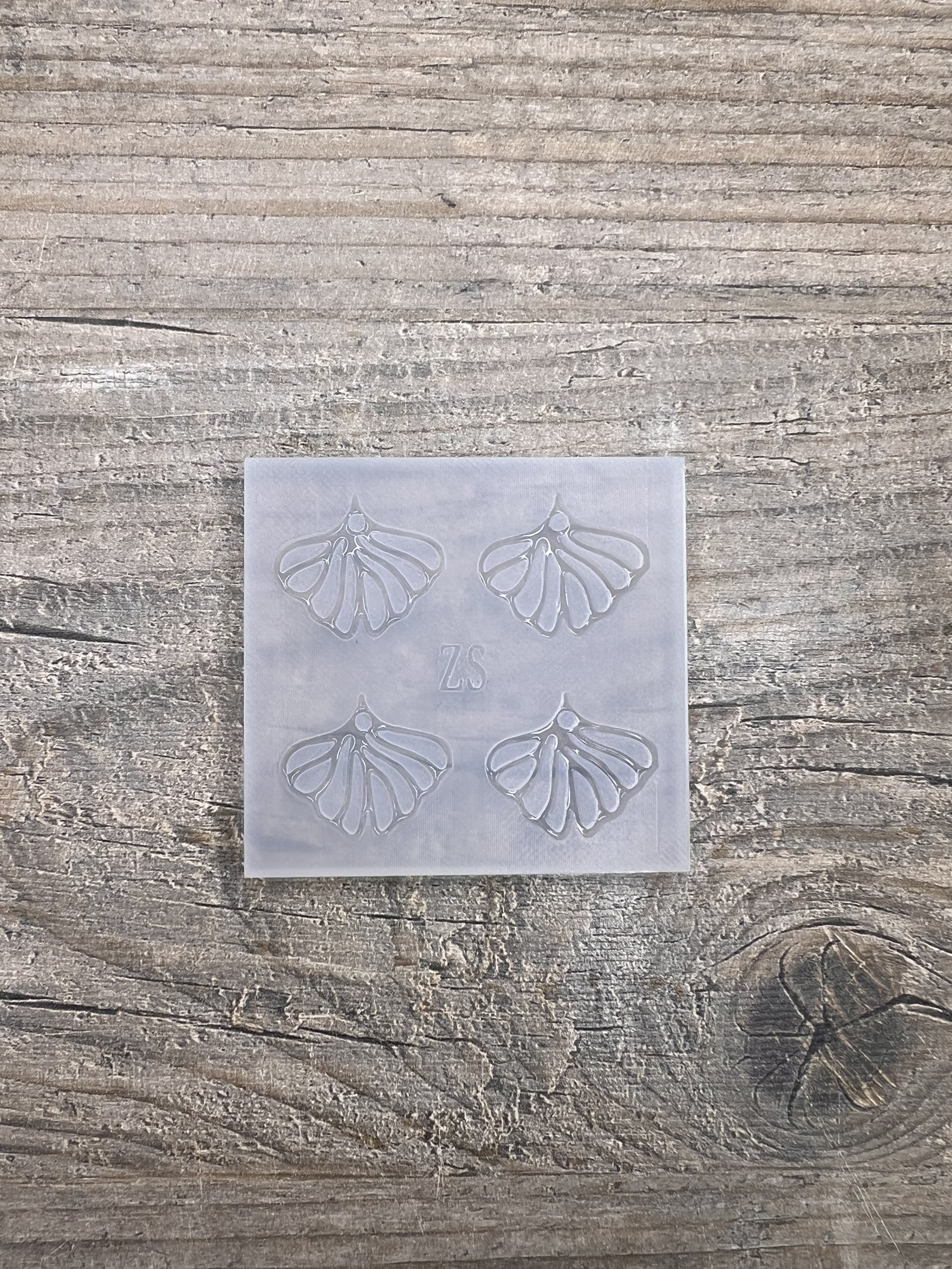 Moule Boucle d'oreille Feuille de Ginkgo  20x25mm