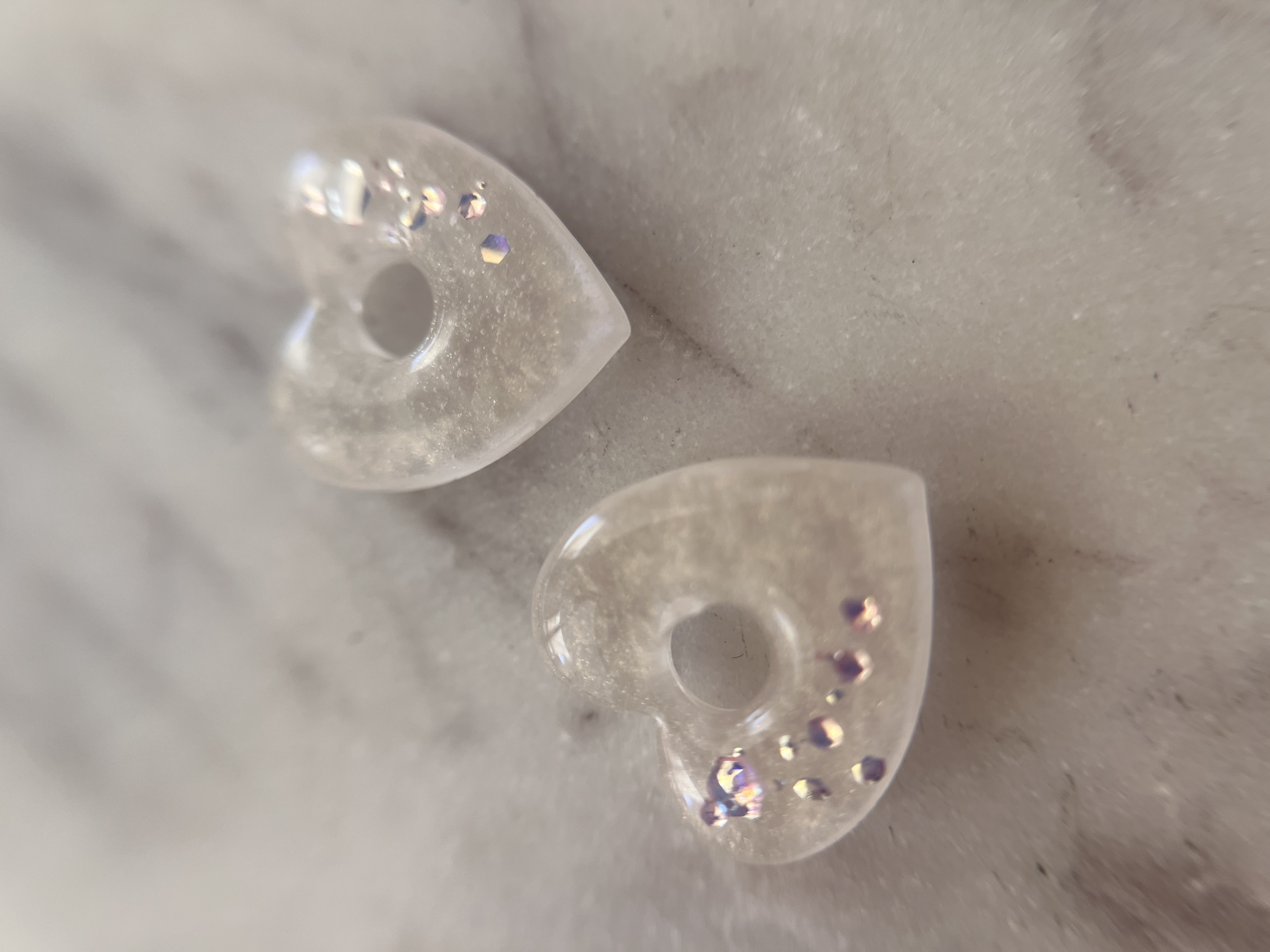 Coeur blanc irisé et paillettes