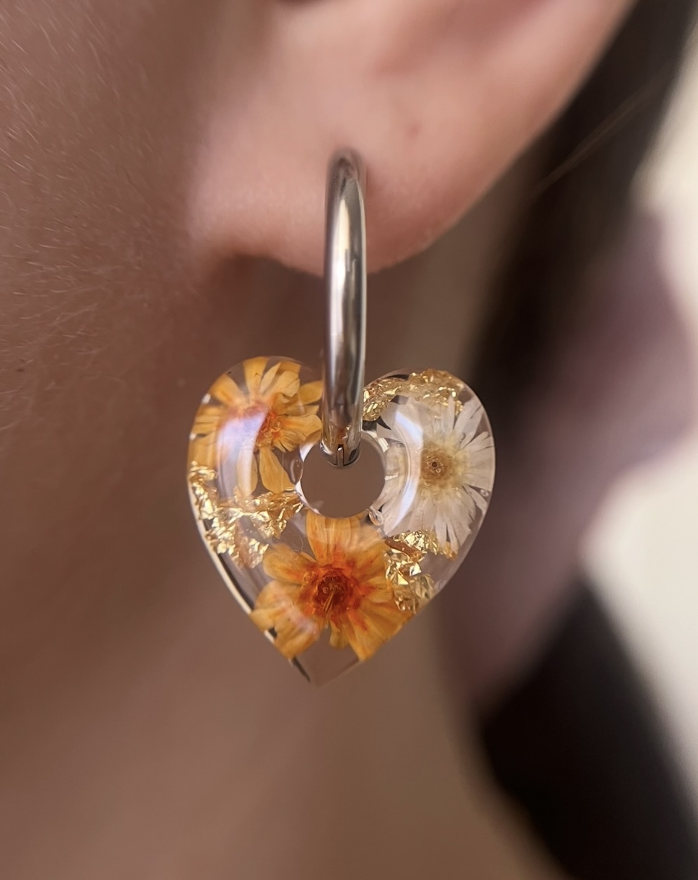 Coeur fleur orange et blanche avec feuille d'or