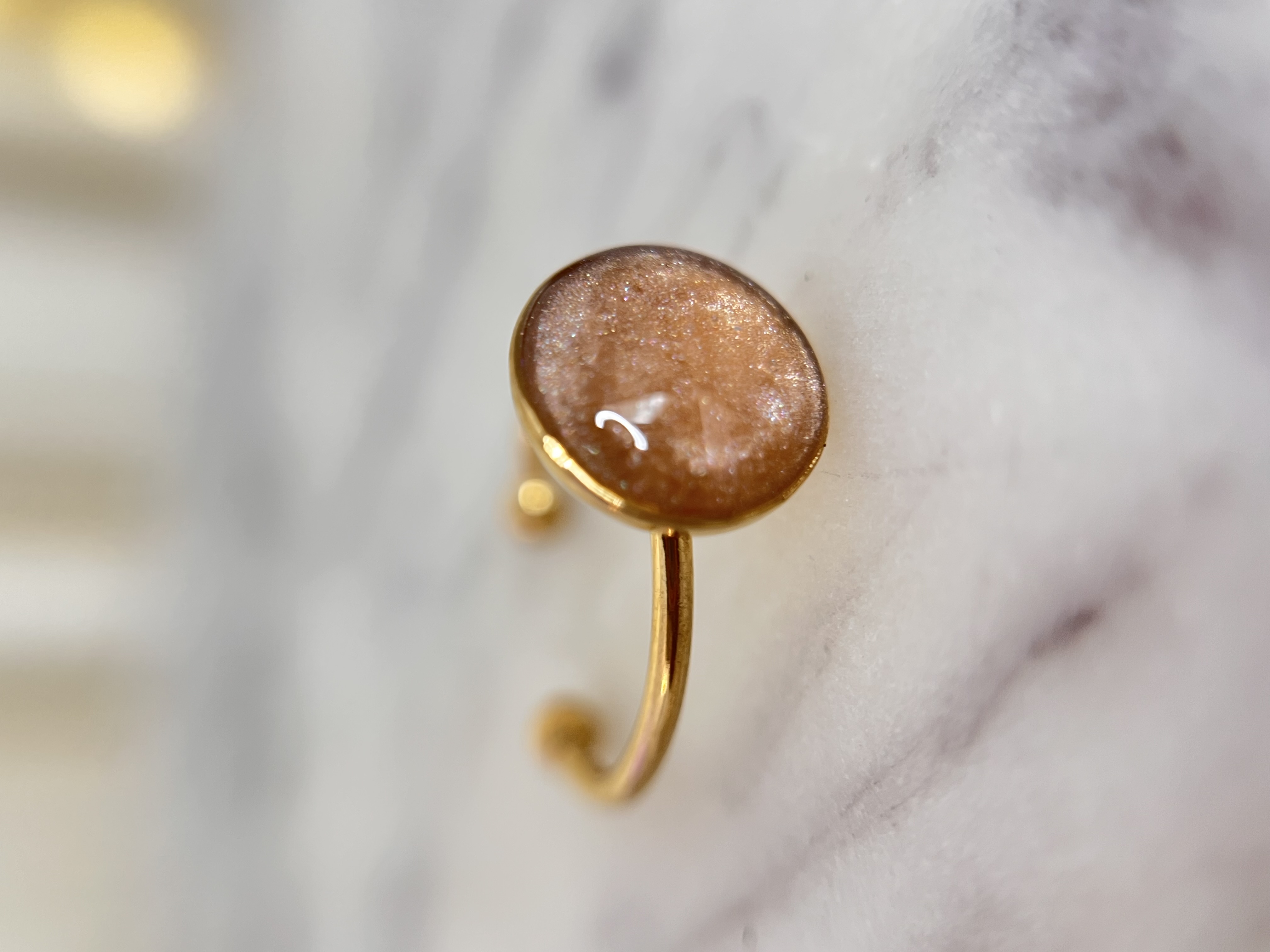 Bague beige irisé