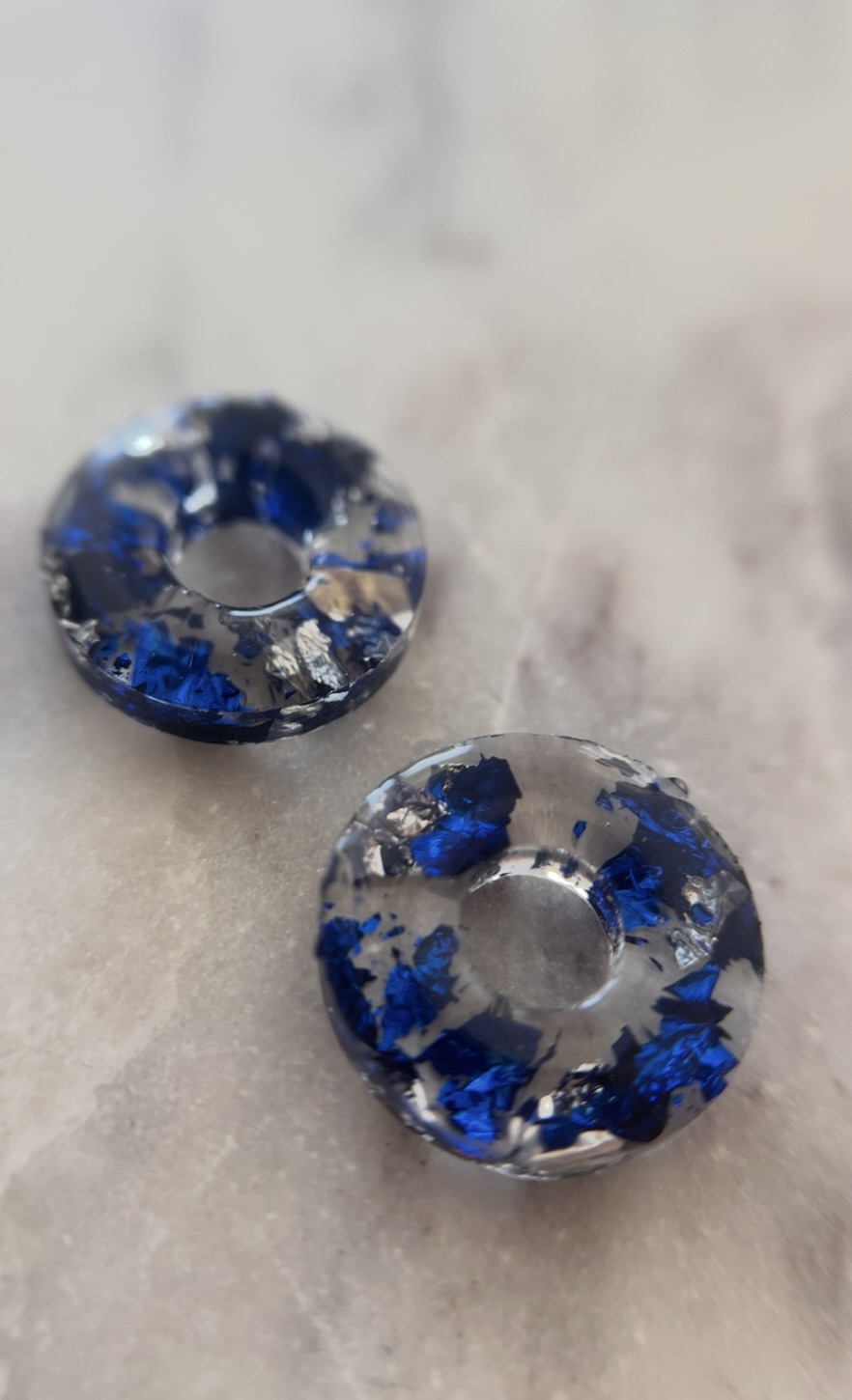 Louve bleu métallisé et feuille d'argent