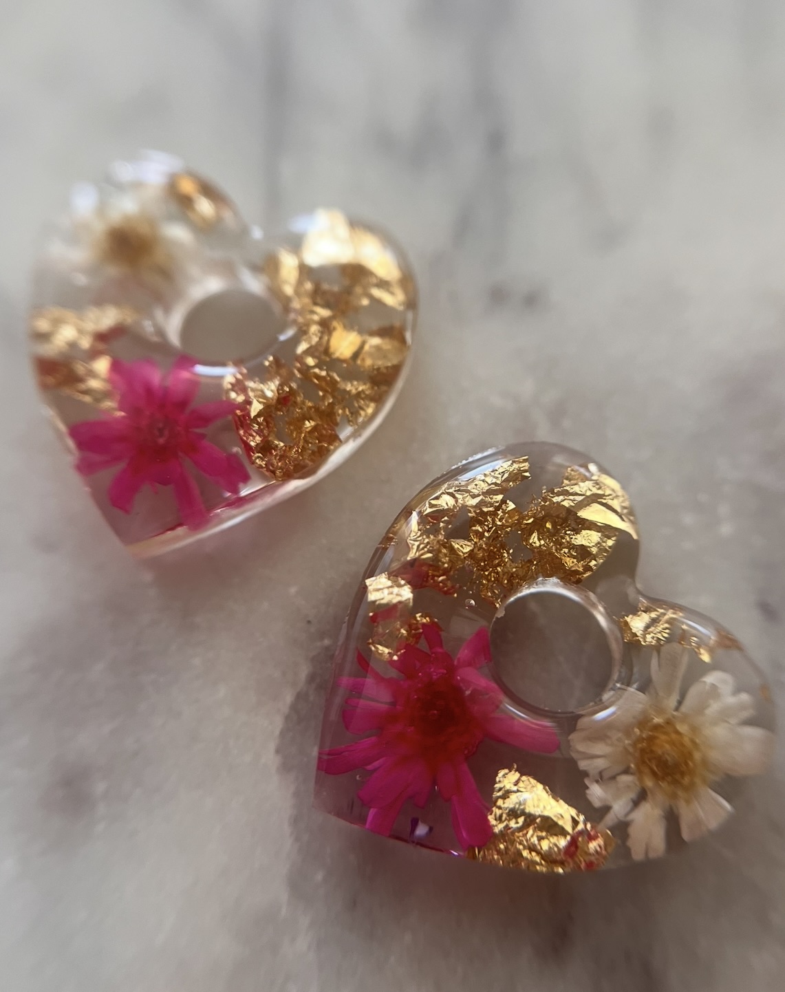 Coeur fleur rose et blanche et feuille d'or