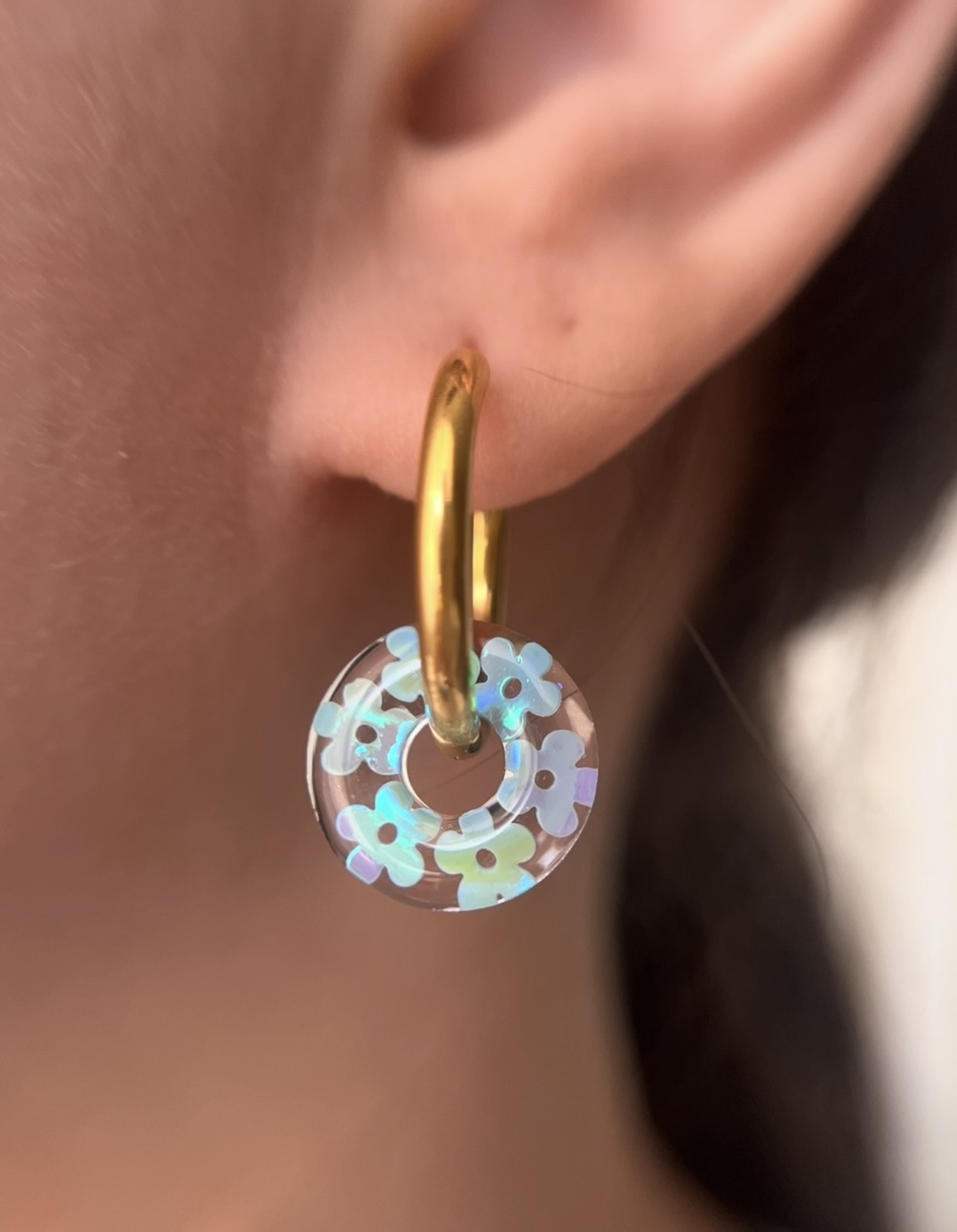 Louve avec fleurs holographiques